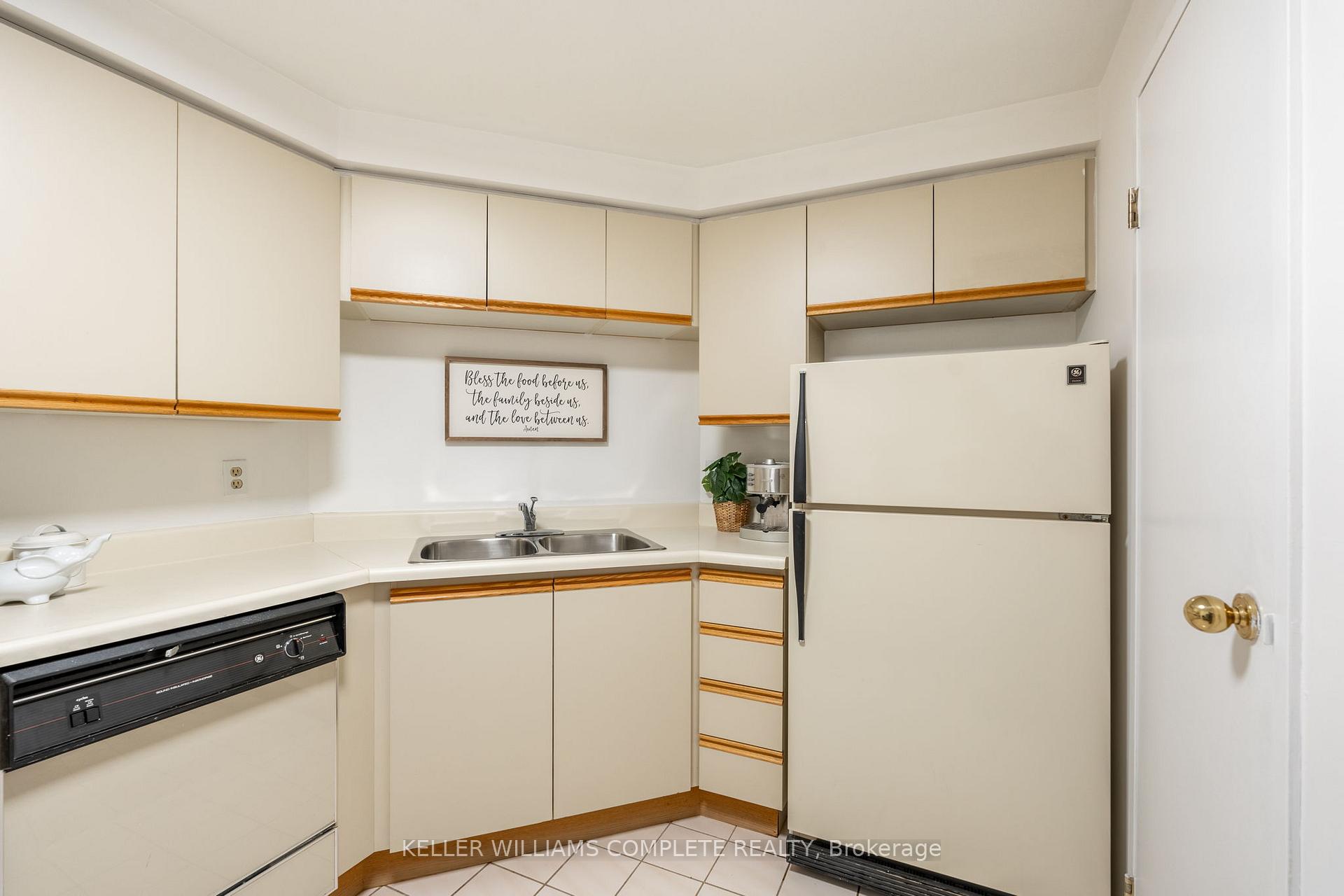 Photo 11 of Unit 405, 175 Hunter Street E, Hamilton, Corktown — HOMEH