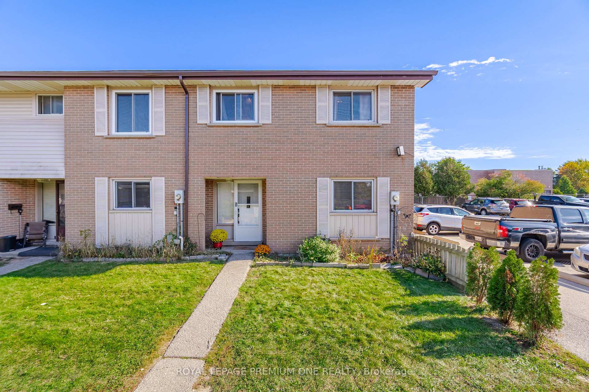 Front of Unit B11, 427 Victoria Road N