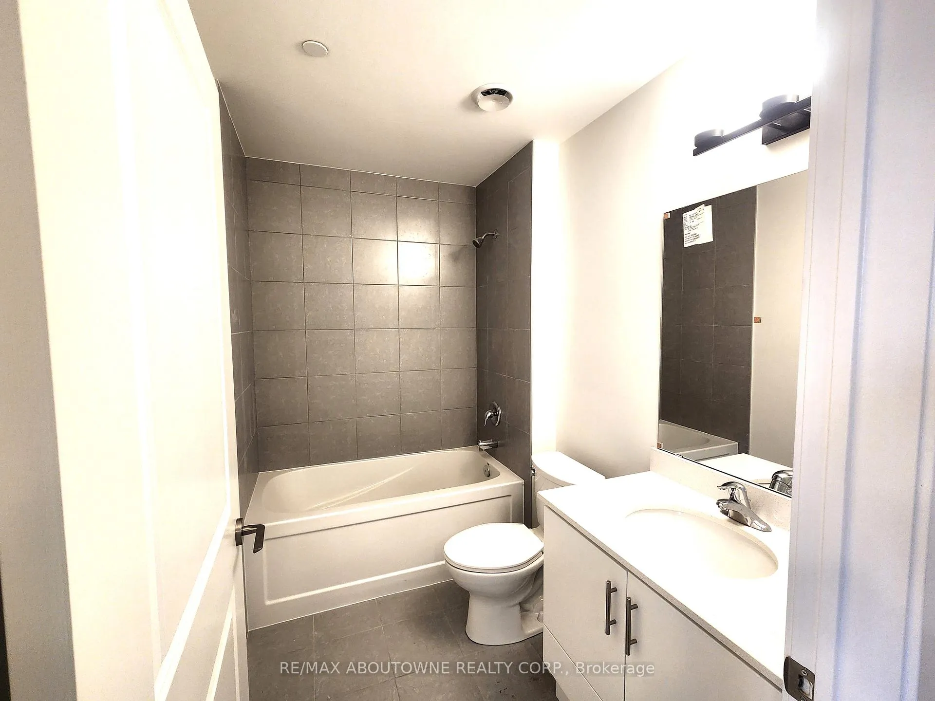 Photo 6 of Unit 302, 461 Green Road, Hamilton, Lakeshore — HOMEH