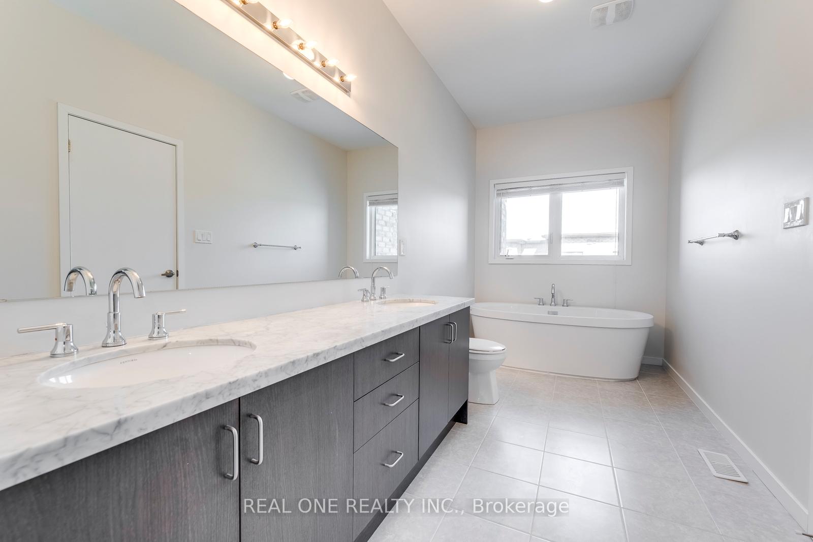 Photo 13 of 451 Elyse Court, Aurora, Bayview Northeast — HOMEH