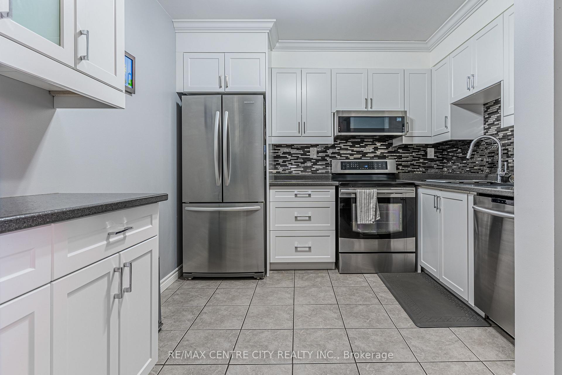 Photo 9 of Unit 908, 3227 King Street E, Kitchener — HOMEH