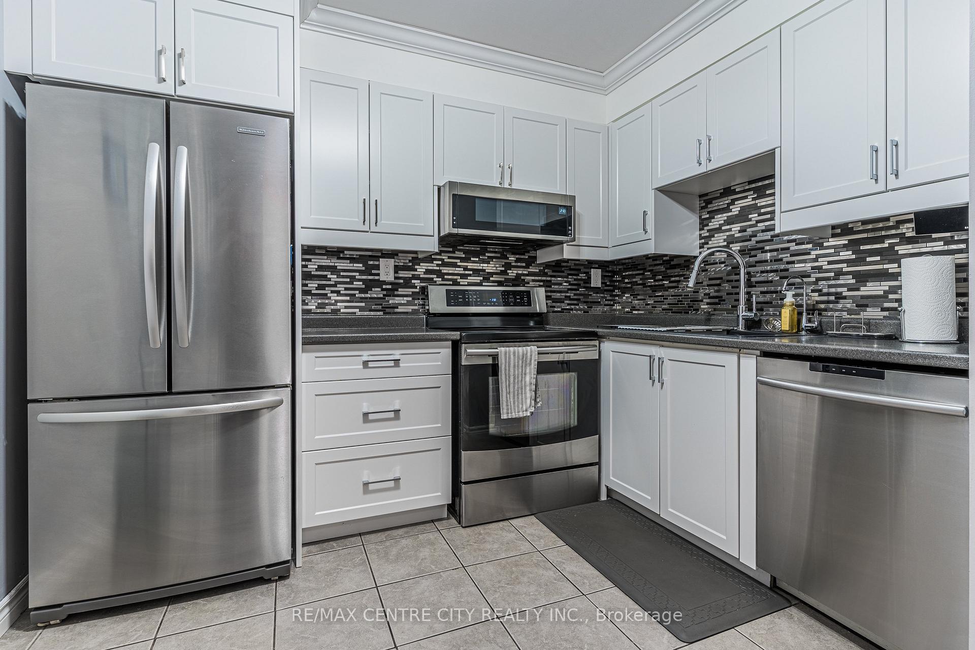 Photo 10 of Unit 908, 3227 King Street E, Kitchener — HOMEH