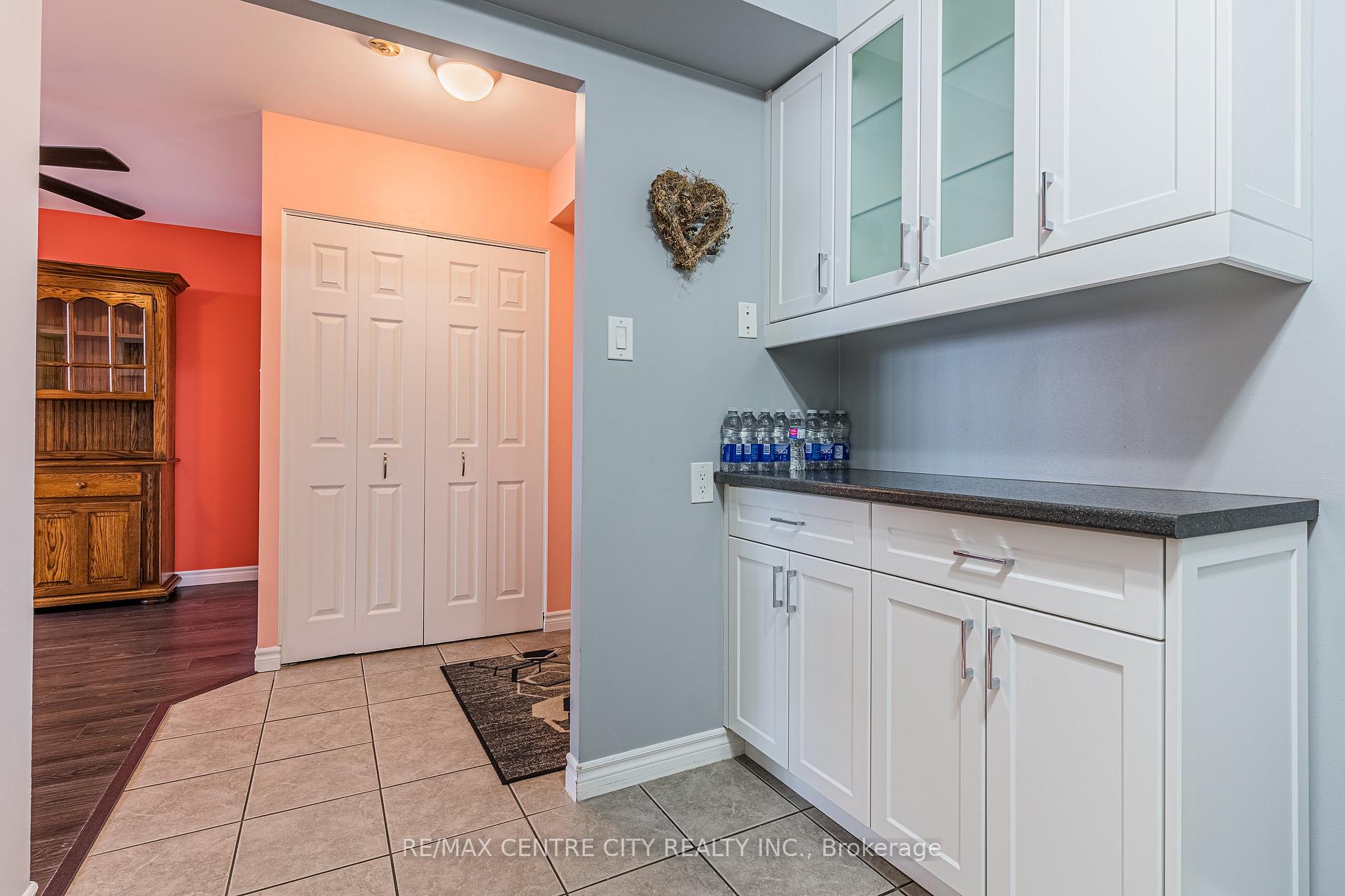 Photo 12 of Unit 908, 3227 King Street E, Kitchener — HOMEH