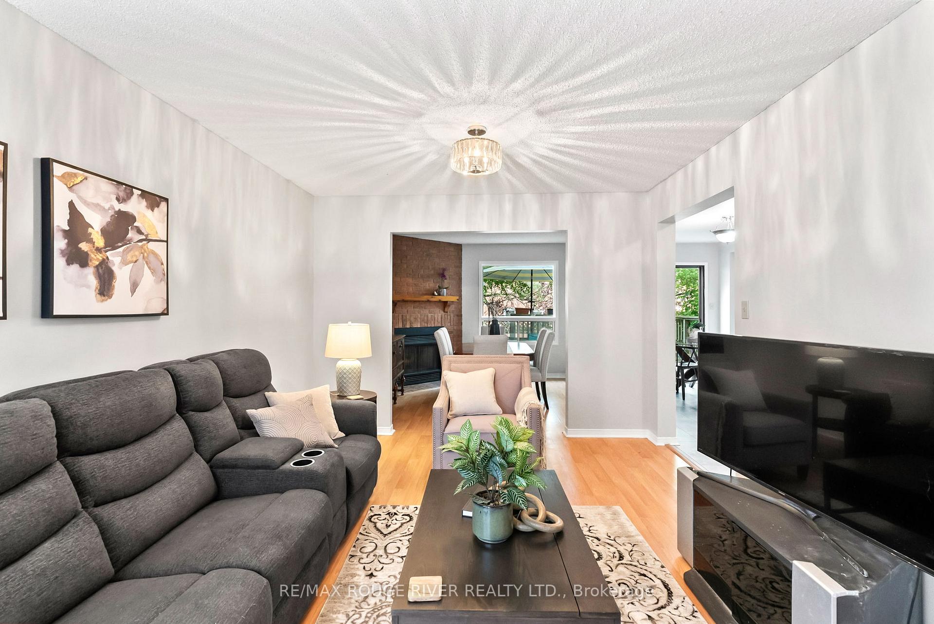 Photo 6 of 31 Sharp Crescent, Ajax, Central — HOMEH