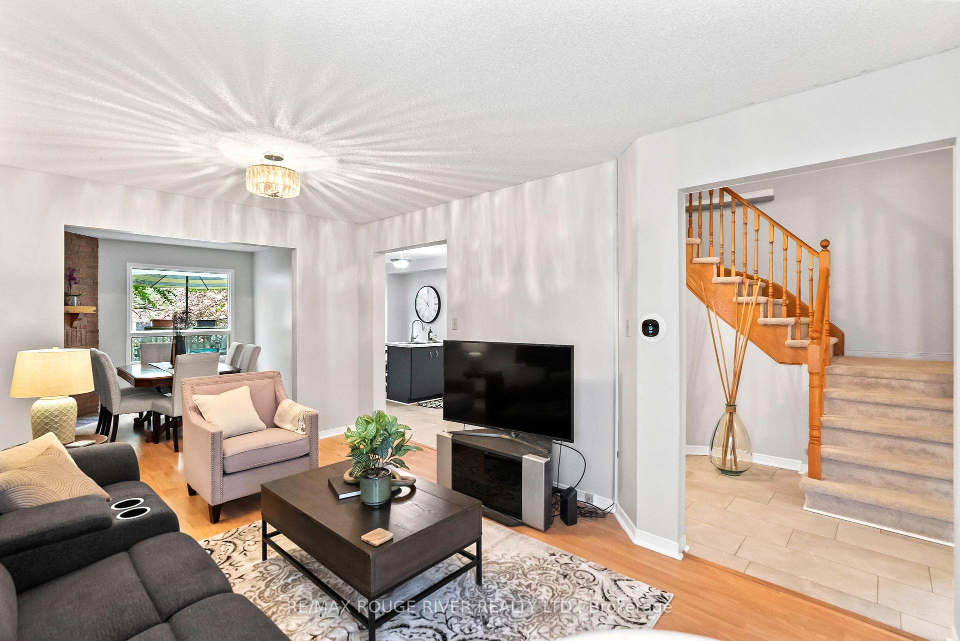 Photo 7 of 31 Sharp Crescent, Ajax, Central — HOMEH