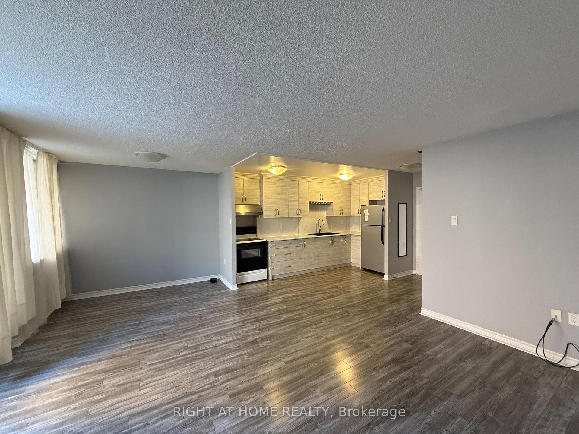Front of Unit 107, 4062 Lawrence Avenue E