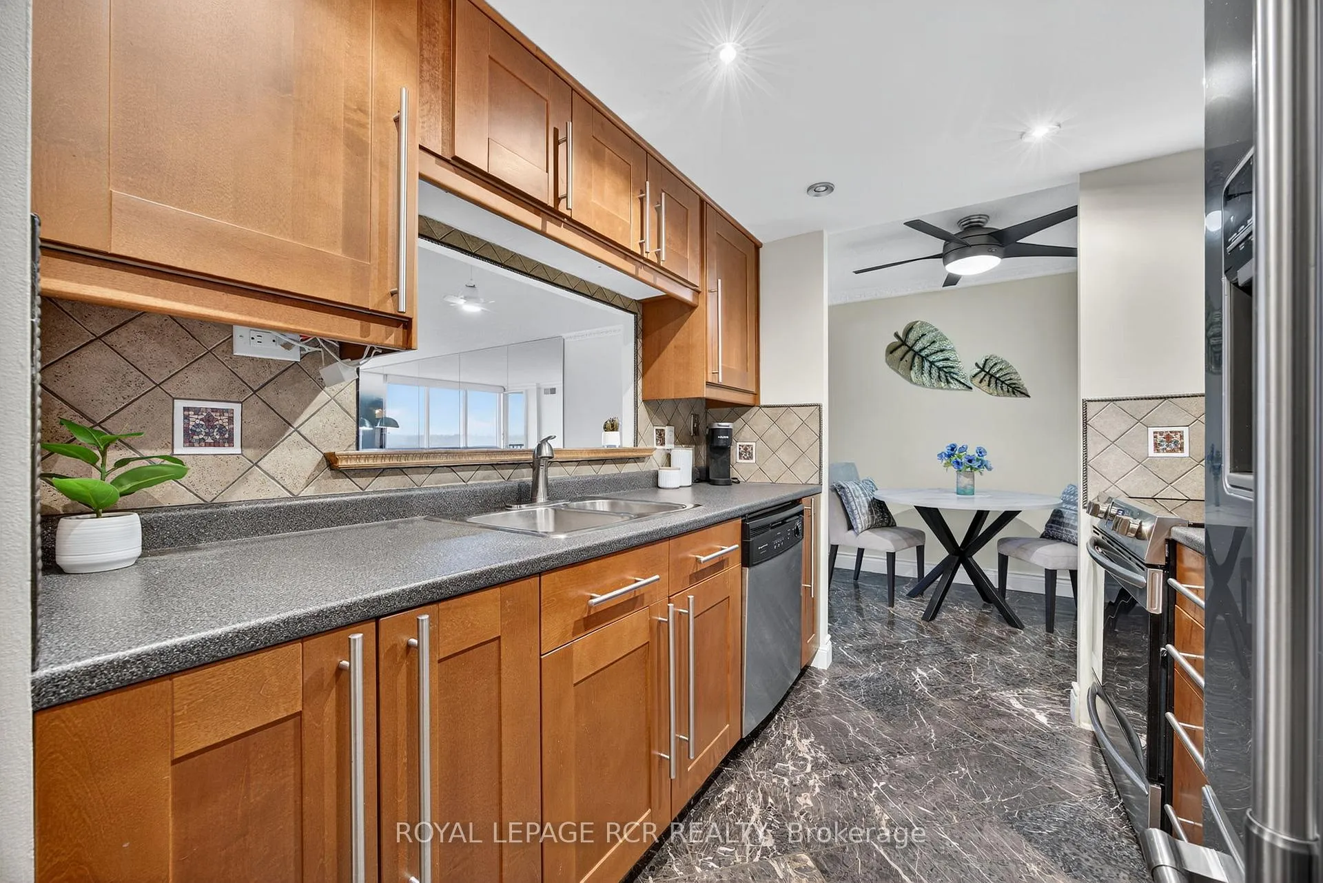 Photo 6 of Unit 905, 65 Ellen Street, Barrie, City Centre — HOMEH