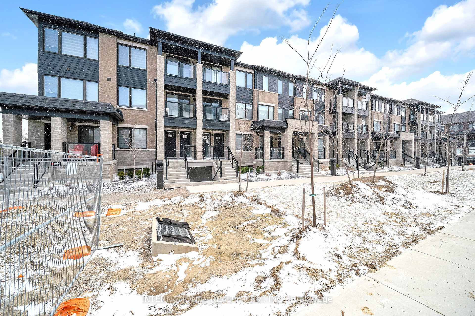 Photo 2 of 58 Appletree Lane, Barrie, Innis-Shore — HOMEH