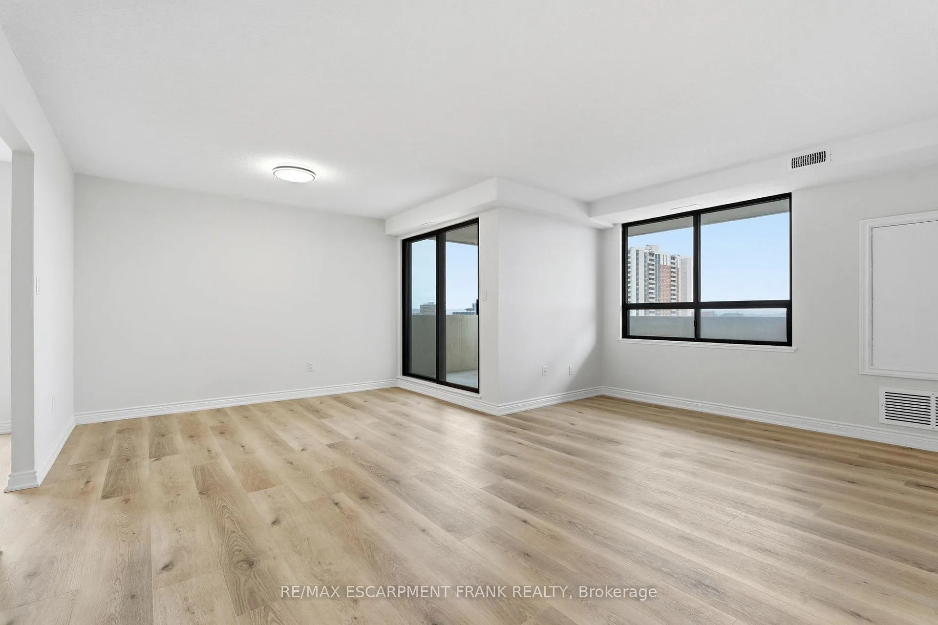 Photo 11 of Unit 902, 432 Main Street E, Hamilton, Stinson — HOMEH