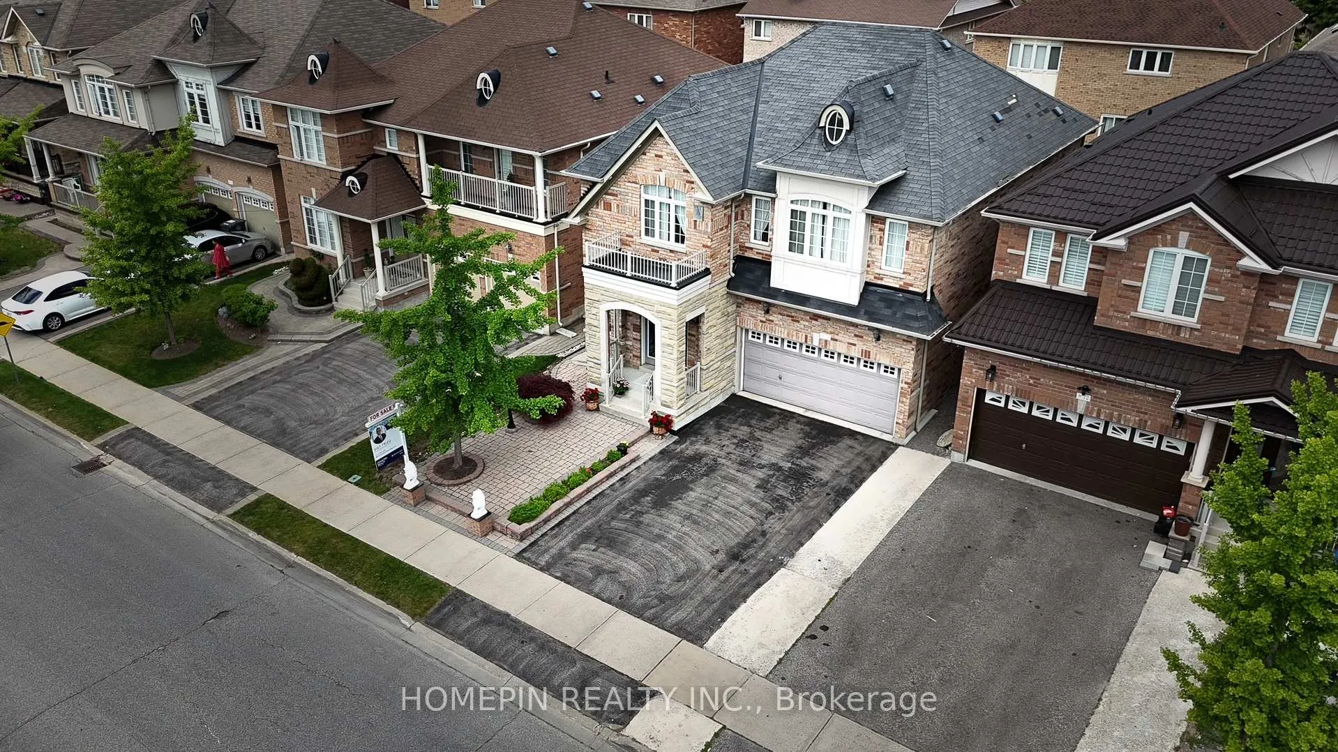 Photo 2 of 74 Dewside Drive, Brampton, Sandringham-Wellington — HOMEH