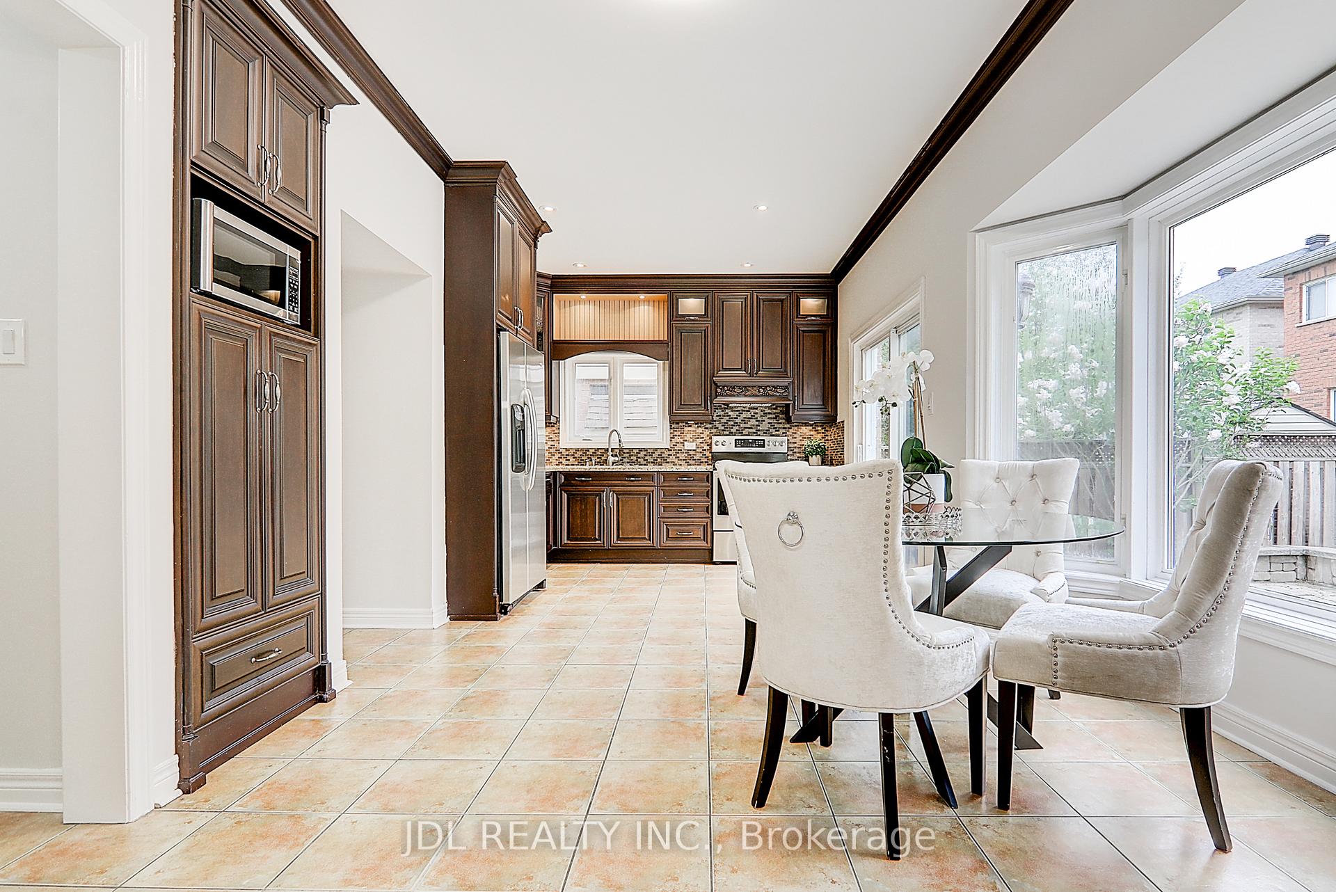Photo 11 of 31 Chippingwood Manor, Aurora, Bayview Wellington — HOMEH