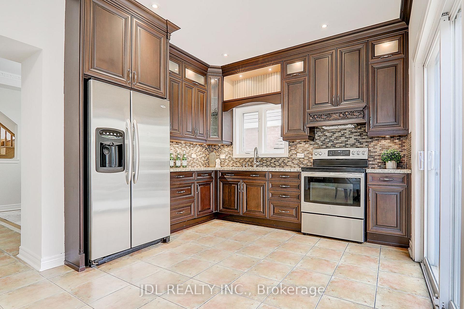 Photo 13 of 31 Chippingwood Manor, Aurora, Bayview Wellington — HOMEH