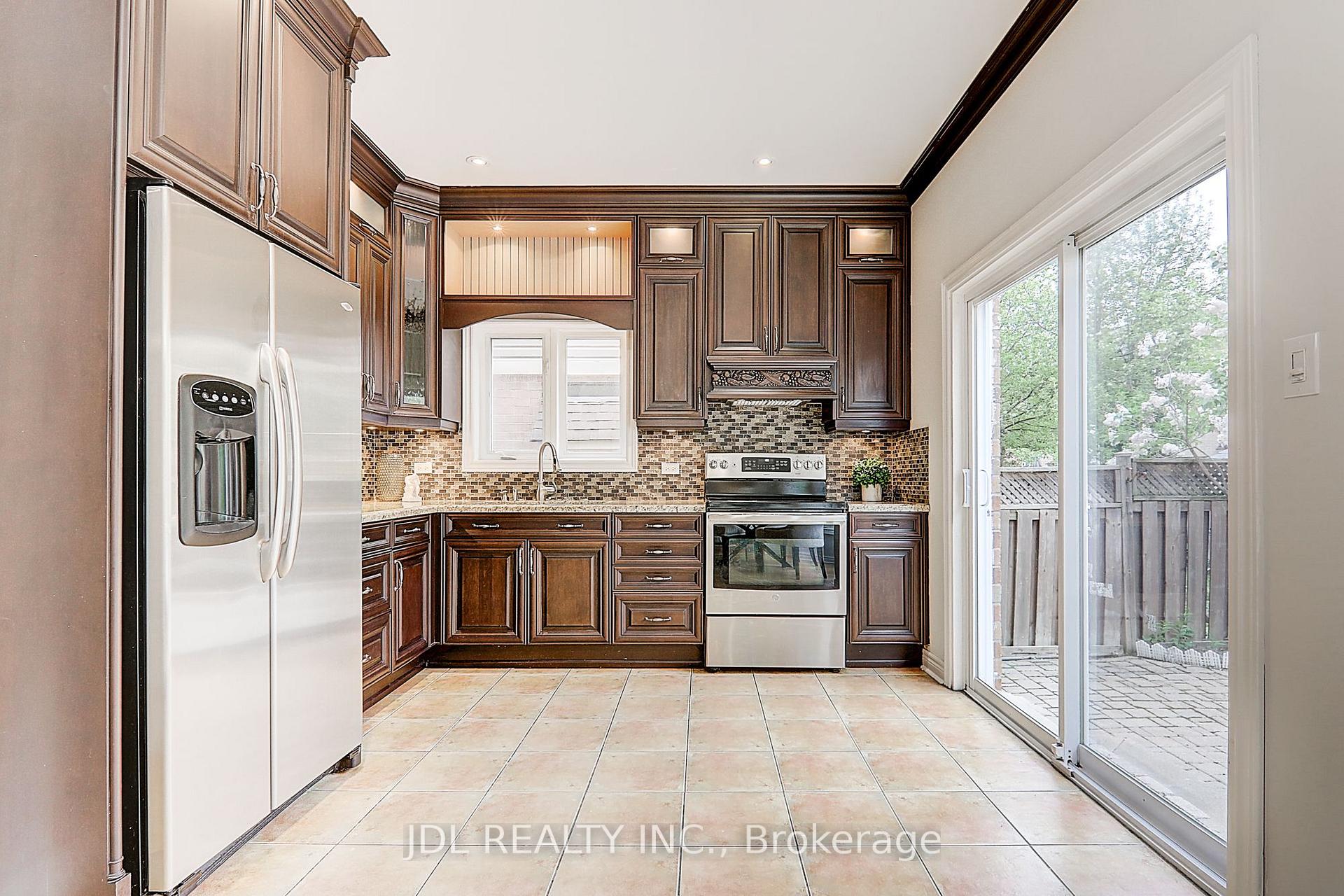 Photo 7 of 31 Chippingwood Manor, Aurora, Bayview Wellington — HOMEH