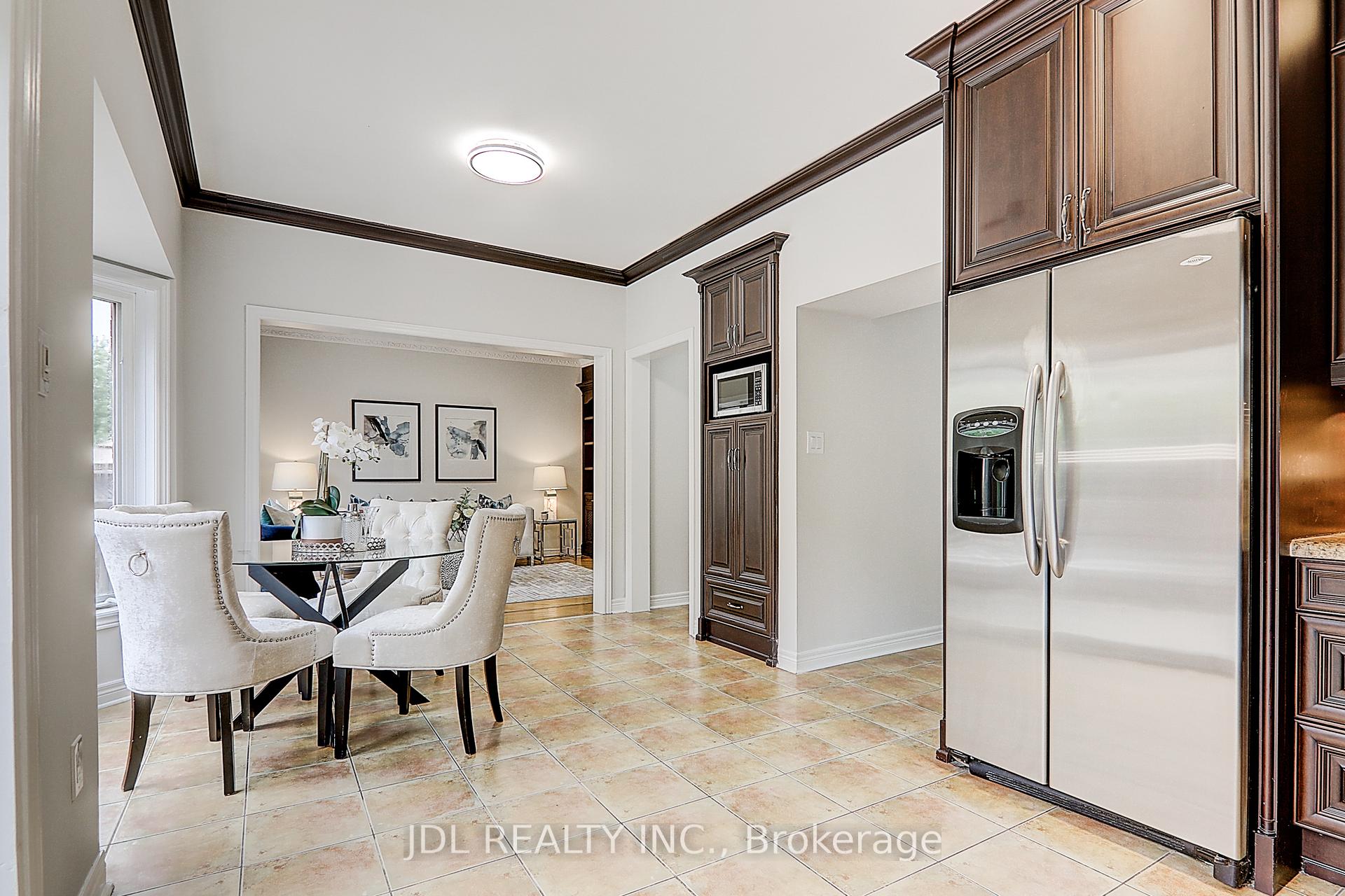 Photo 15 of 31 Chippingwood Manor, Aurora, Bayview Wellington — HOMEH