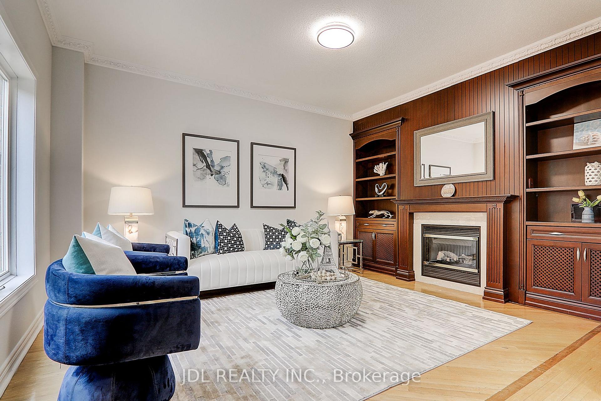 Photo 12 of 31 Chippingwood Manor, Aurora, Bayview Wellington — HOMEH