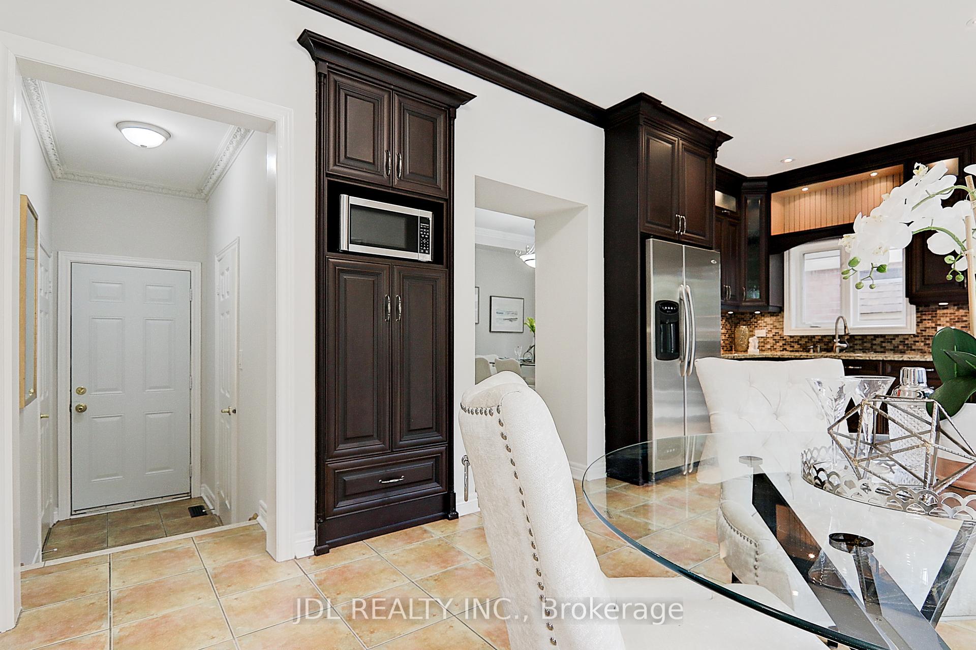Photo 9 of 31 Chippingwood Manor, Aurora, Bayview Wellington — HOMEH