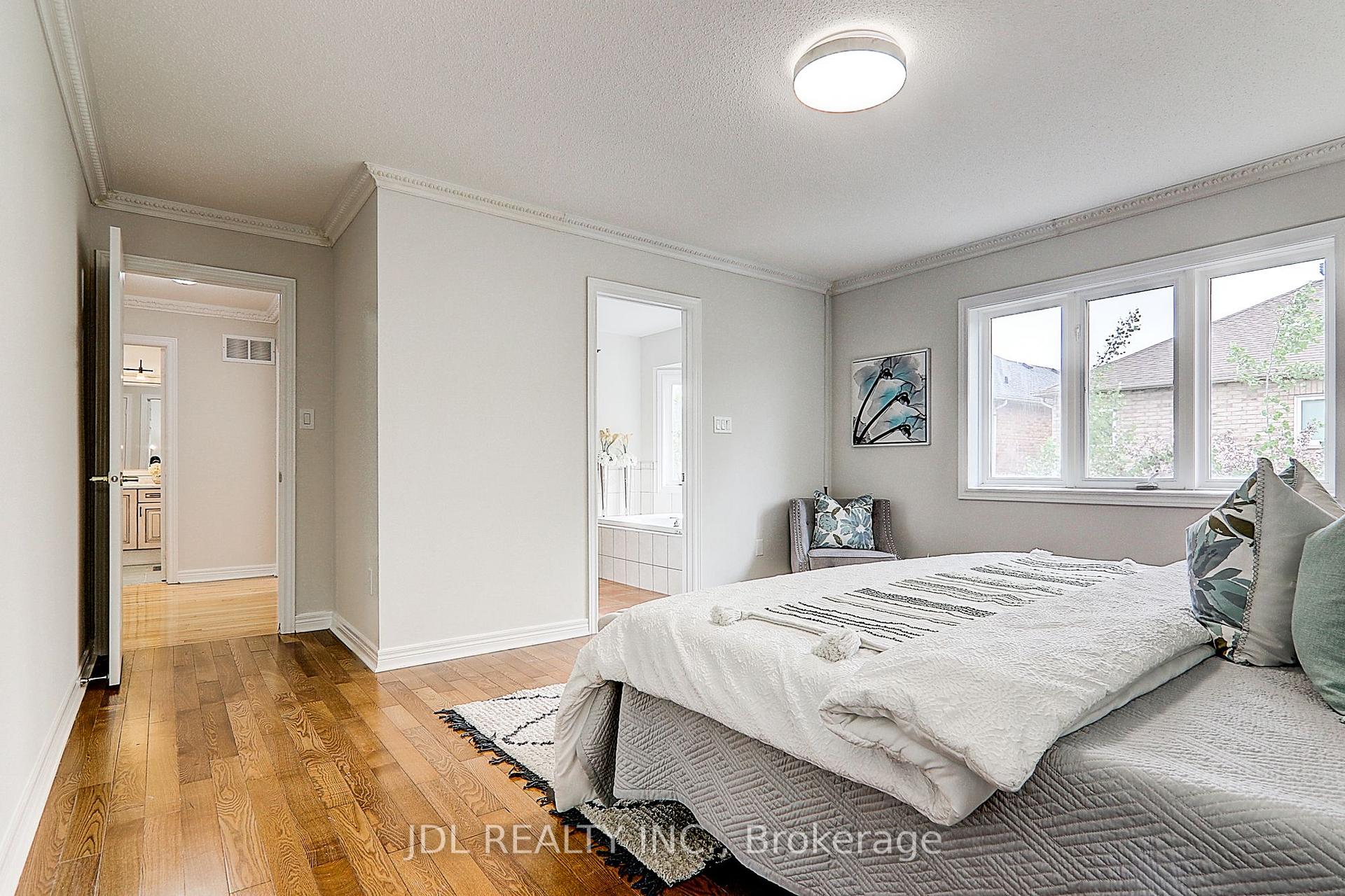 Photo 16 of 31 Chippingwood Manor, Aurora, Bayview Wellington — HOMEH