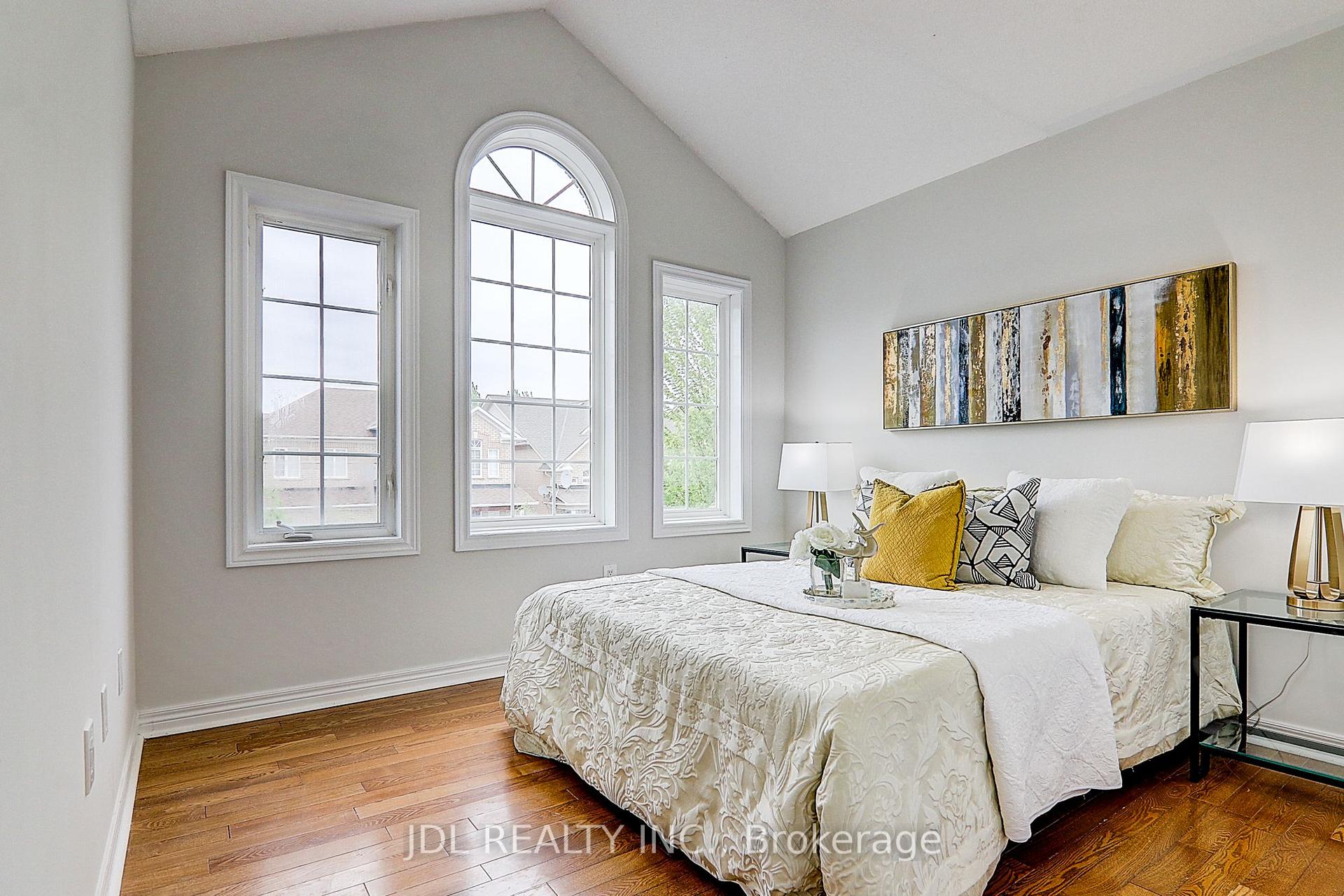 Photo 10 of 31 Chippingwood Manor, Aurora, Bayview Wellington — HOMEH