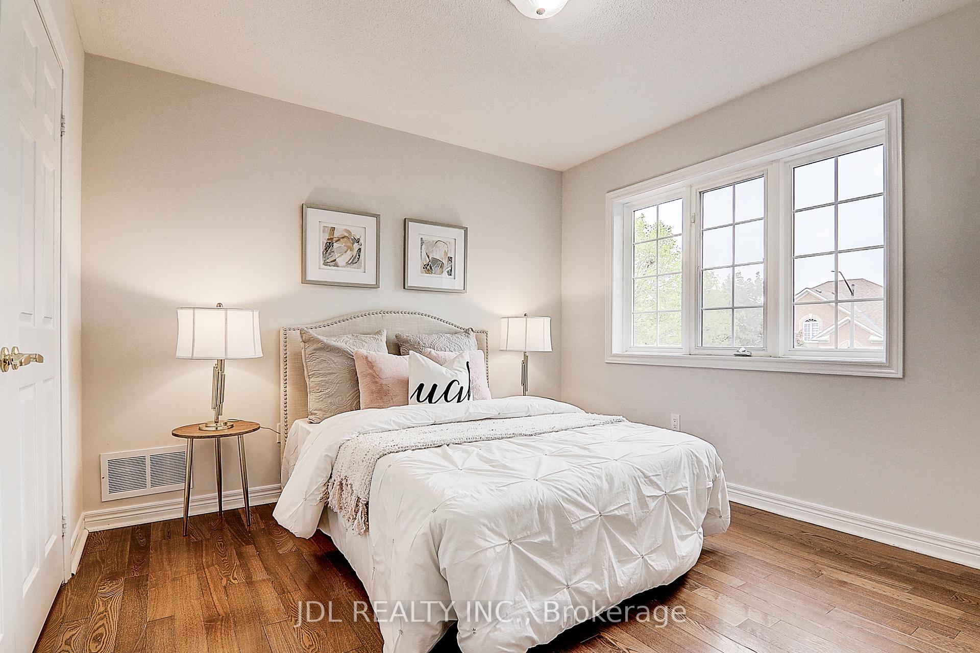 Photo 21 of 31 Chippingwood Manor, Aurora, Bayview Wellington — HOMEH