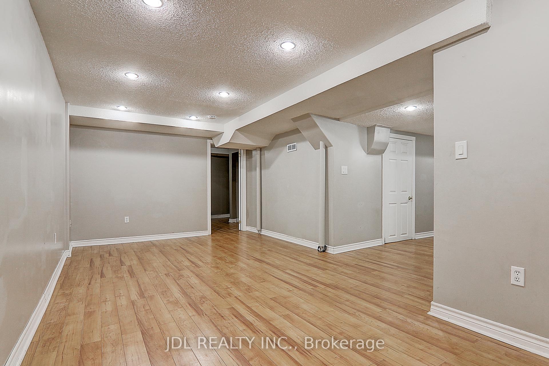 Photo 20 of 31 Chippingwood Manor, Aurora, Bayview Wellington — HOMEH