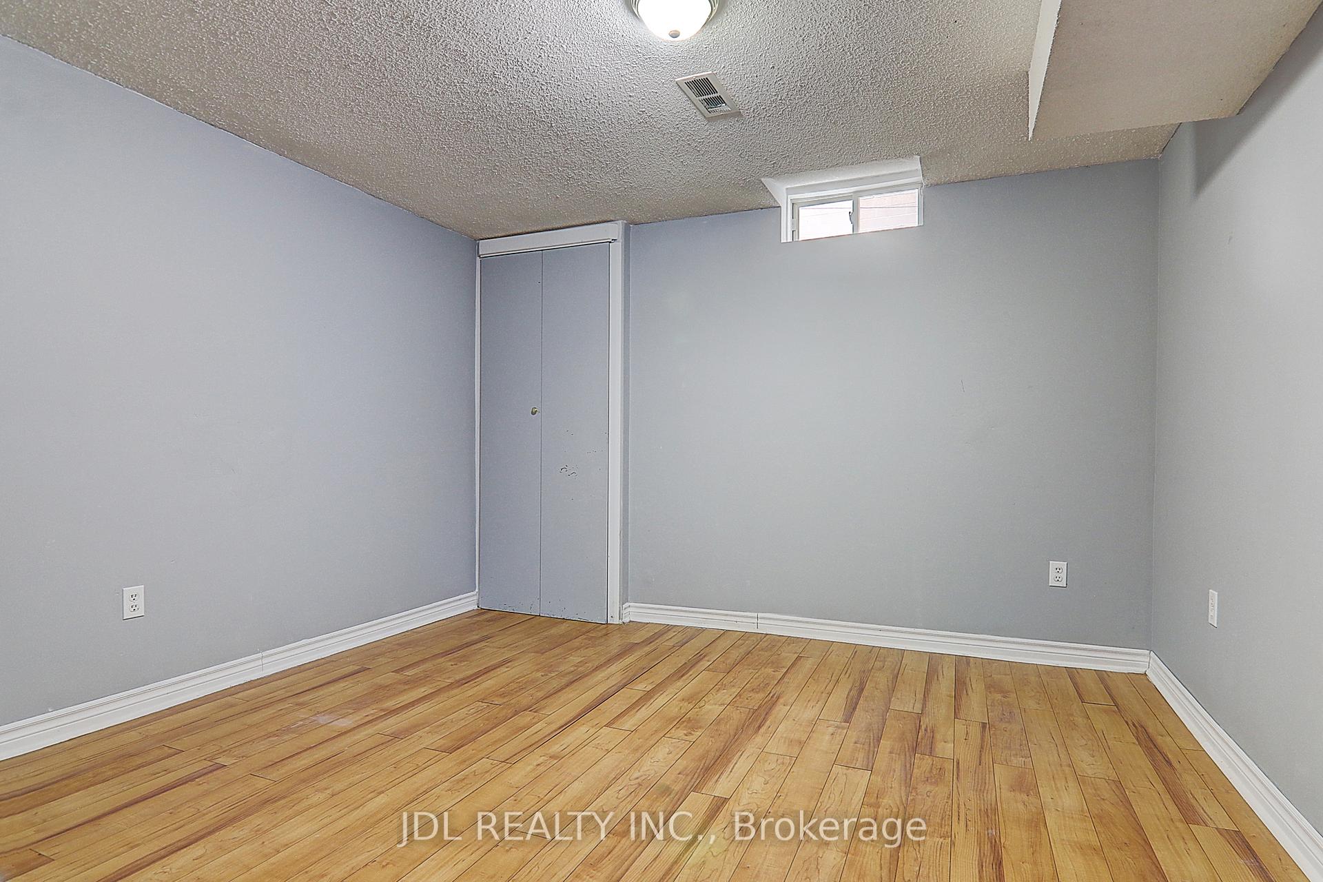 Photo 25 of 31 Chippingwood Manor, Aurora, Bayview Wellington — HOMEH