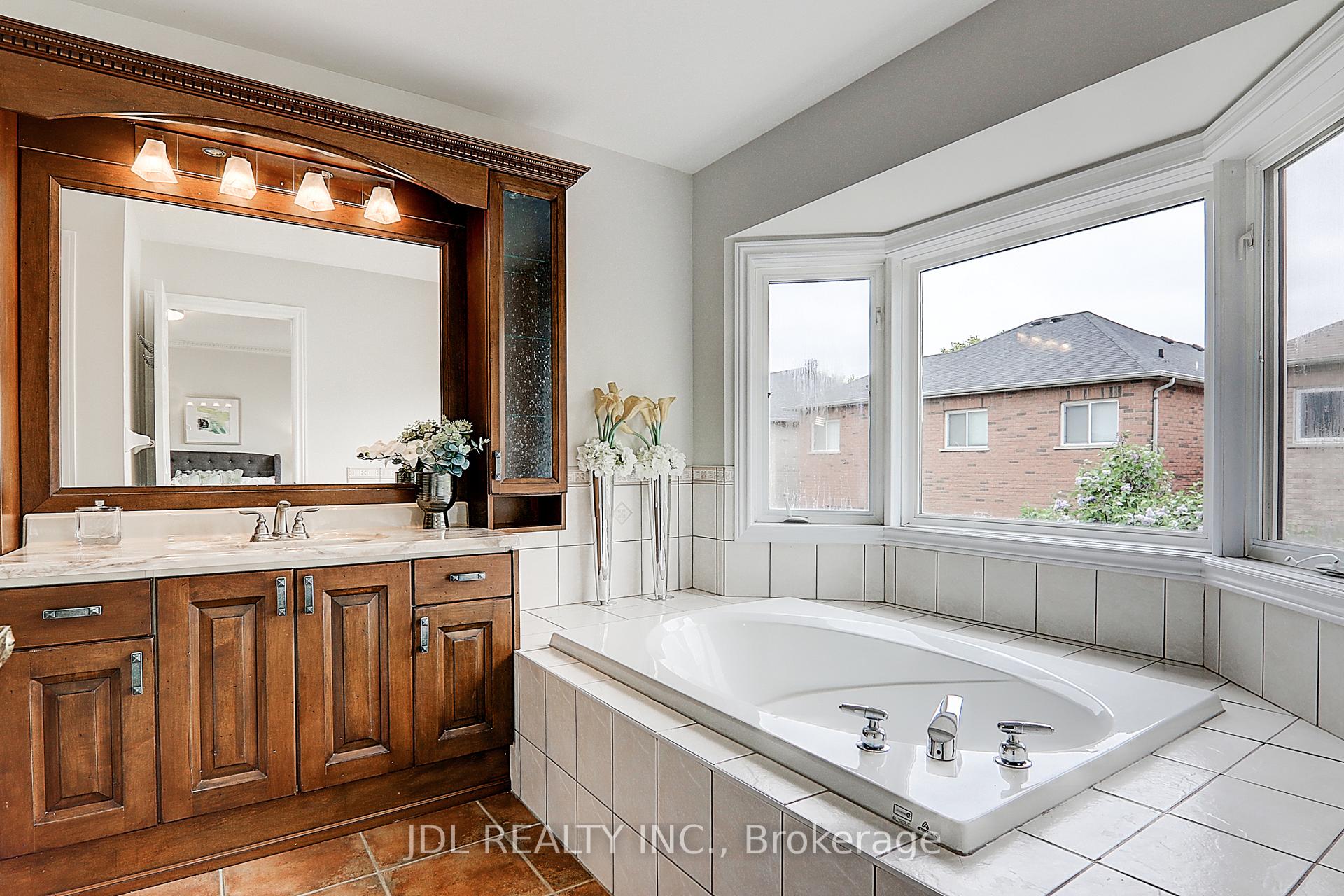 Photo 24 of 31 Chippingwood Manor, Aurora, Bayview Wellington — HOMEH