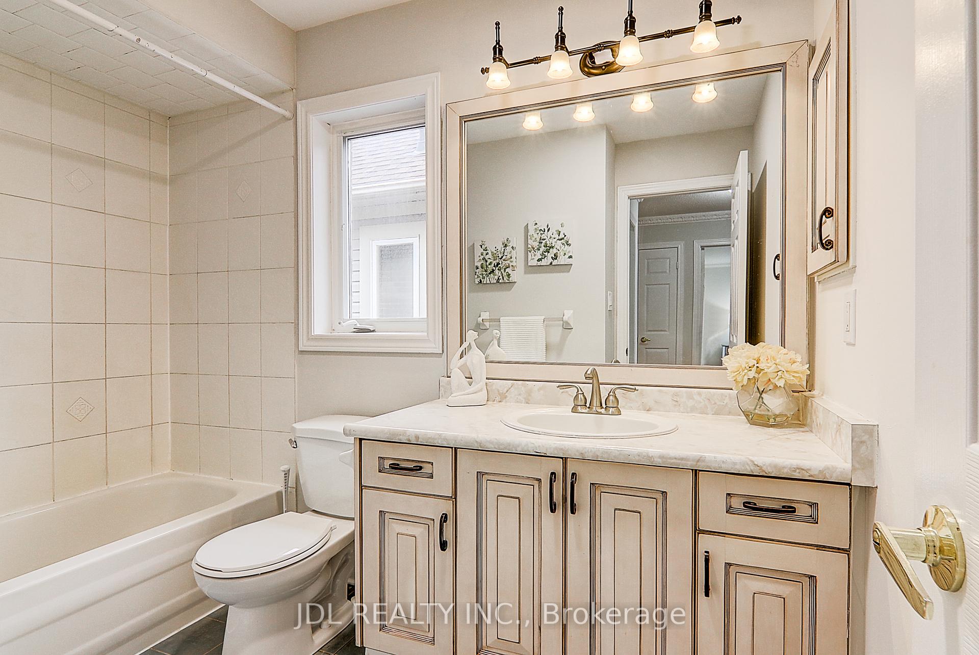 Photo 23 of 31 Chippingwood Manor, Aurora, Bayview Wellington — HOMEH