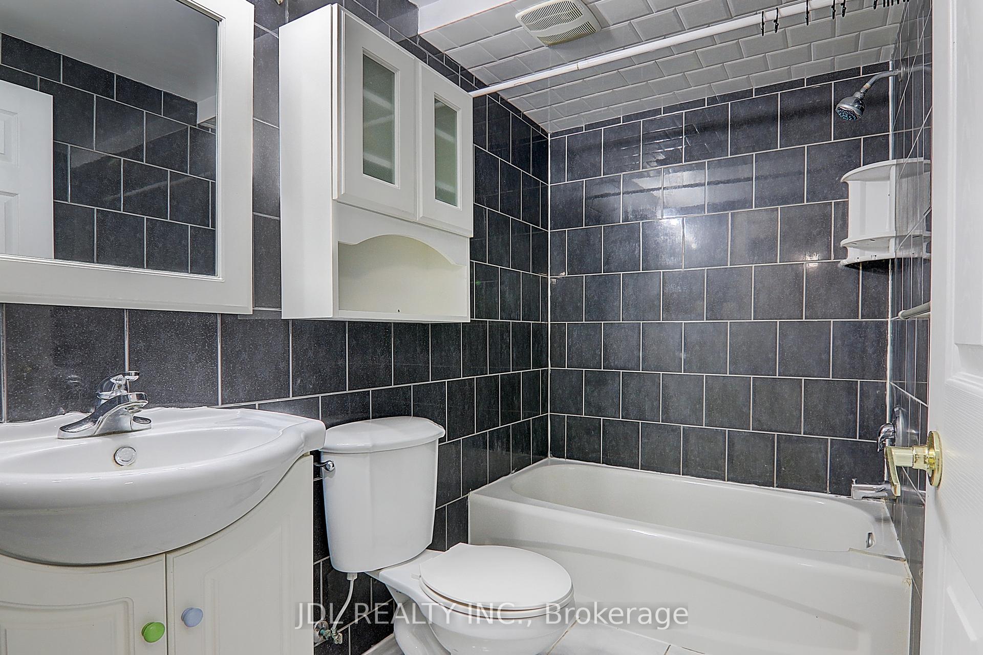 Photo 28 of 31 Chippingwood Manor, Aurora, Bayview Wellington — HOMEH