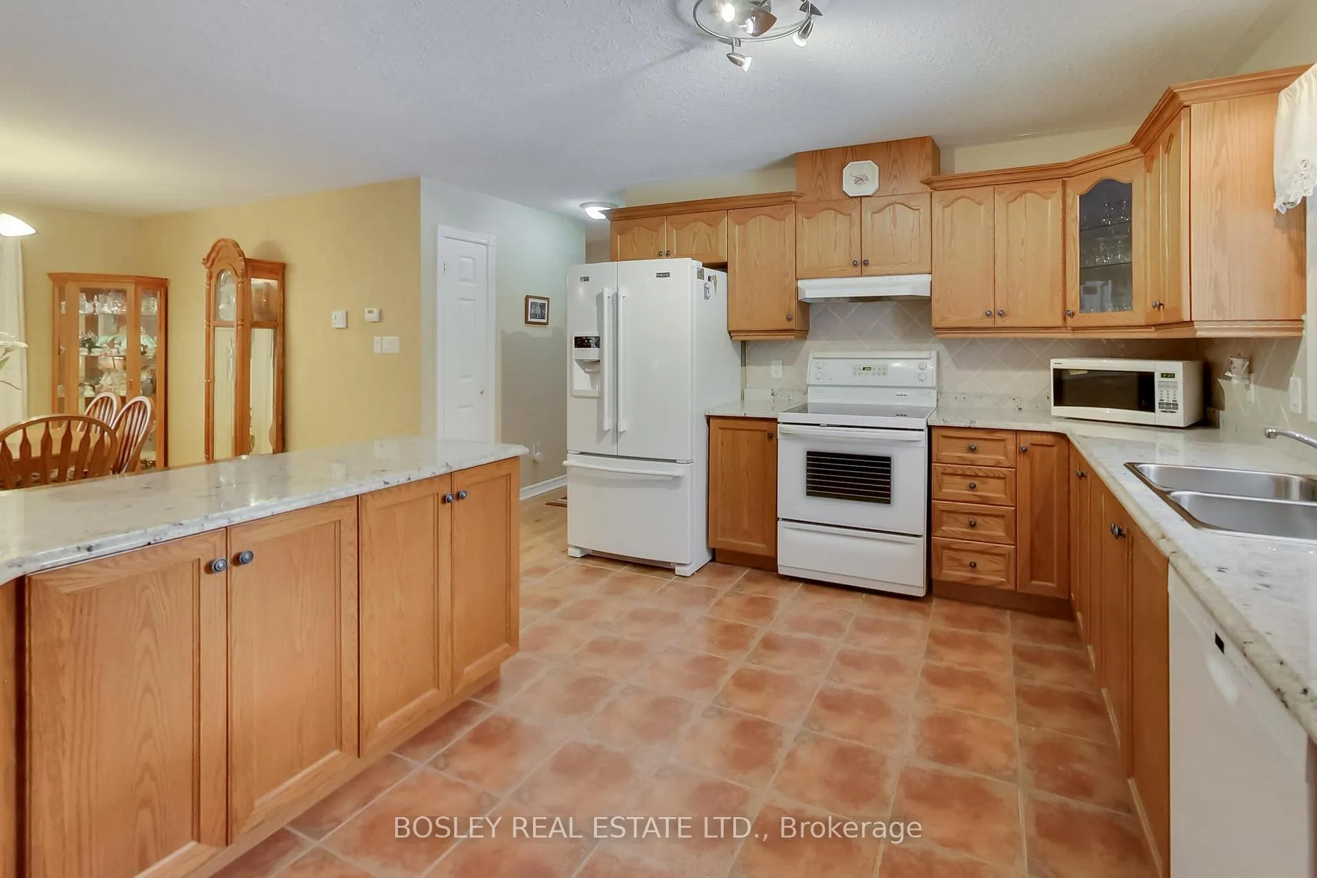 Photo 25 of 39 Martyn Drive, Wasaga Beach — HOMEH