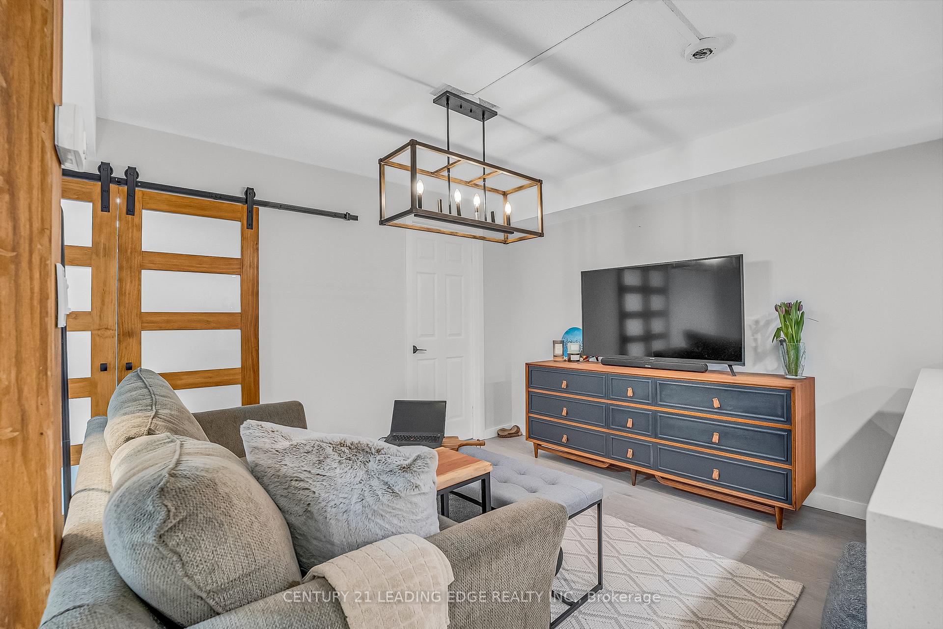 Front of Unit 805, 705 King Street W