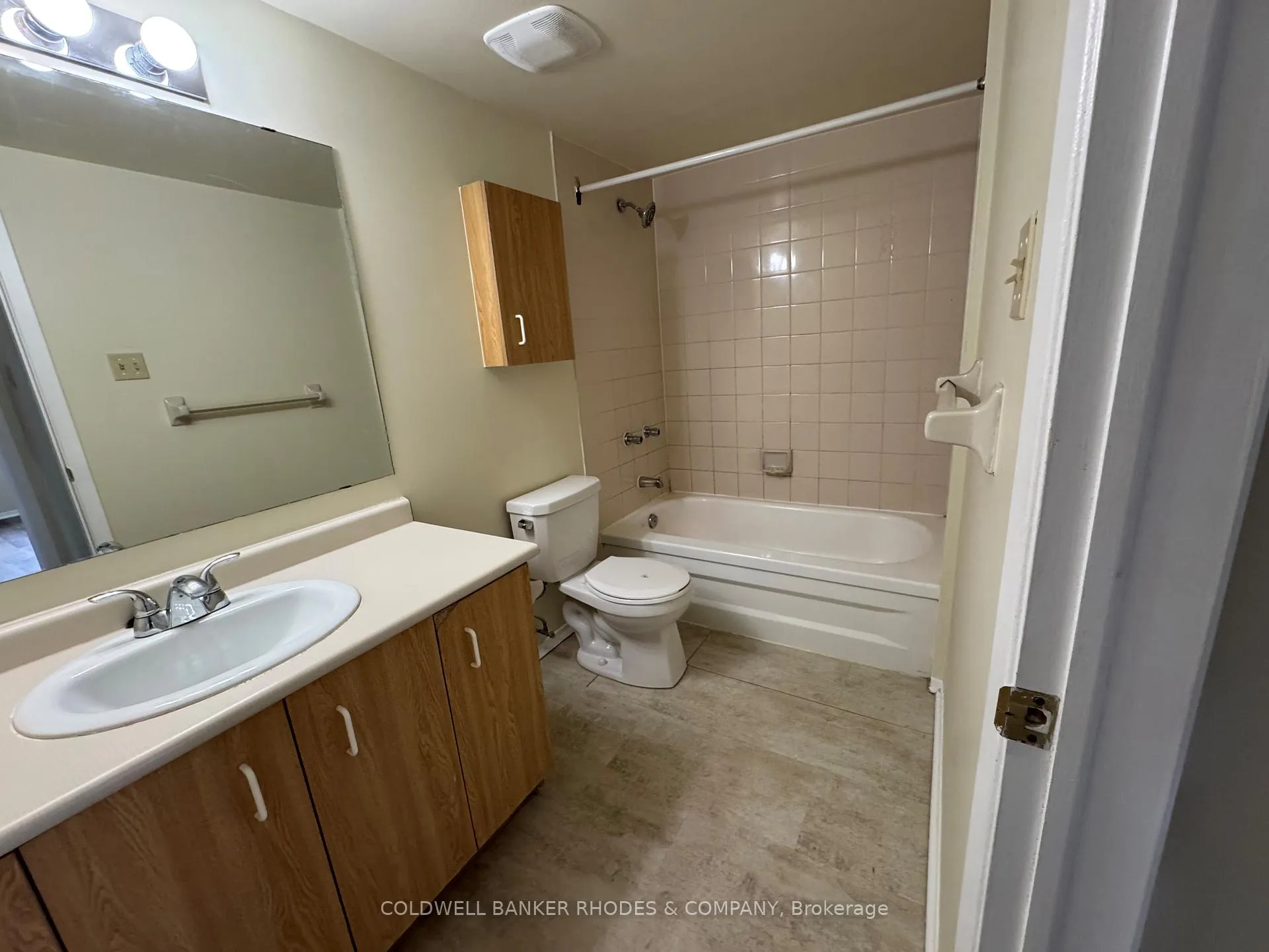 Photo 9 of Unit 404, 325 Centrum Boulevard, Ottawa, Bilberry Creek/Queenswood Heights — HOMEH