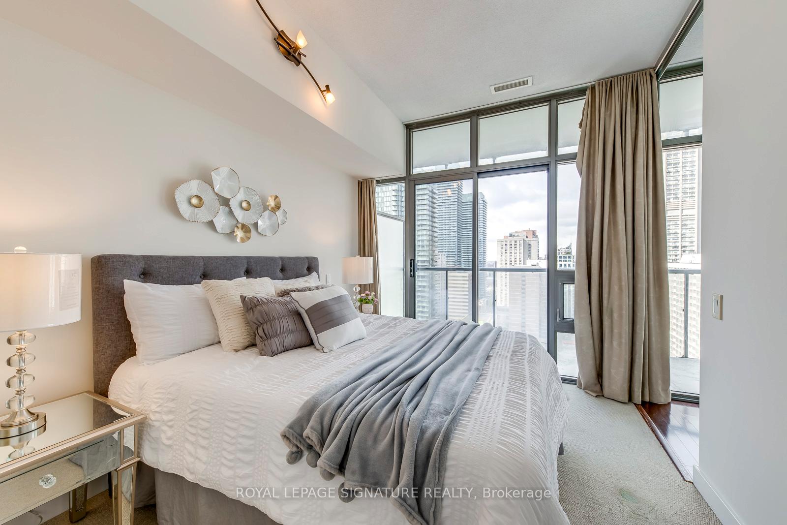 Photo 16 of Unit 2009, 33 Charles Street E, Toronto, Church-Yonge Corridor — HOMEH