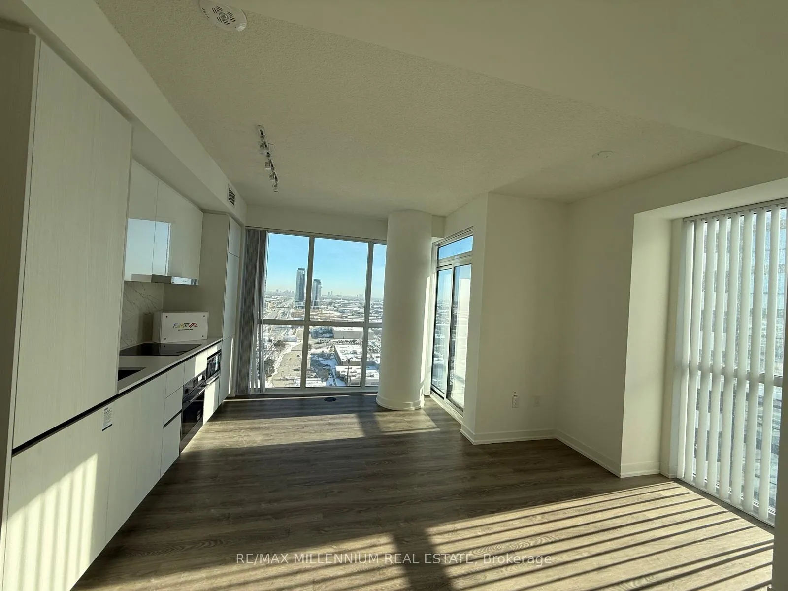 Photo 2 of Unit 2109, 8 Interchange Way, Vaughan, Vaughan Corporate Centre — HOMEH