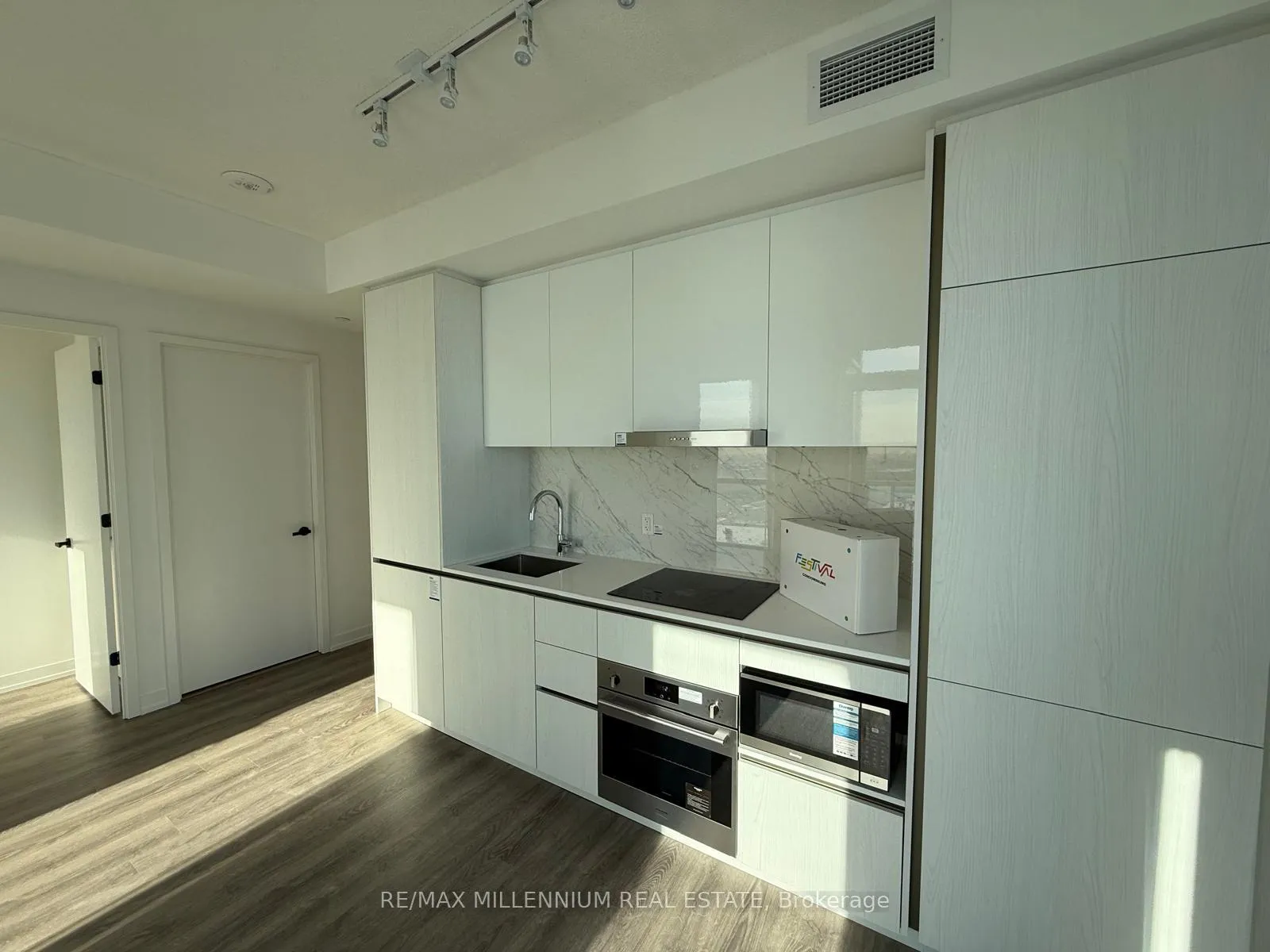 Photo 5 of Unit 2109, 8 Interchange Way, Vaughan, Vaughan Corporate Centre — HOMEH