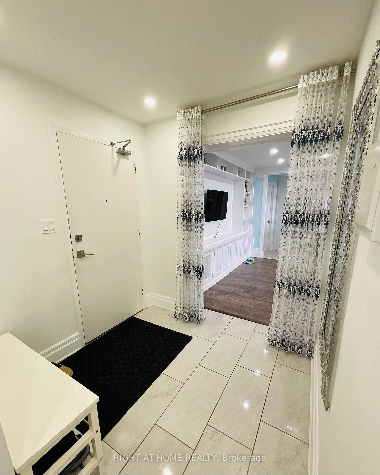 Photo 3 of Unit 506, 5 Vicora Link Way, Toronto, Flemingdon Park — HOMEH