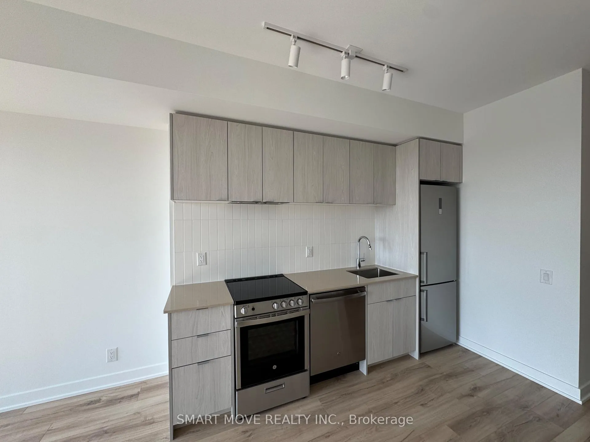 Photo 8 of Unit 809, 1660 Bloor Street, Toronto, High Park North — HOMEH