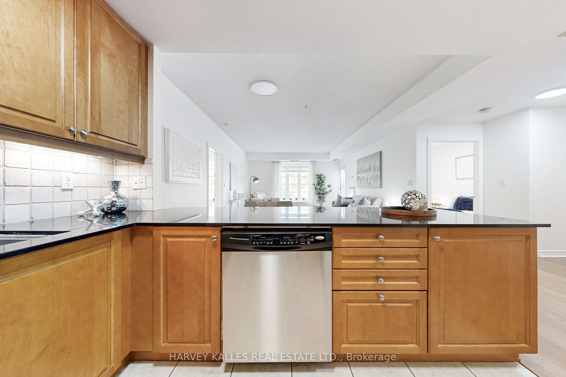 Photo 7 of Unit 405, 4620 Highway 7, Vaughan, East Woodbridge — HOMEH
