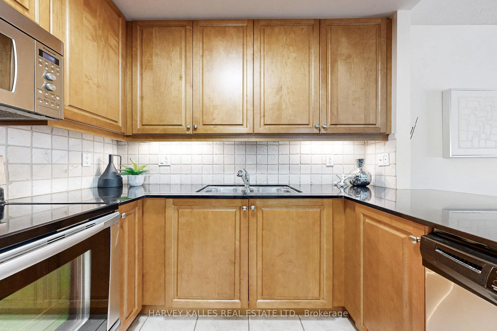 Photo 8 of Unit 405, 4620 Highway 7, Vaughan, East Woodbridge — HOMEH
