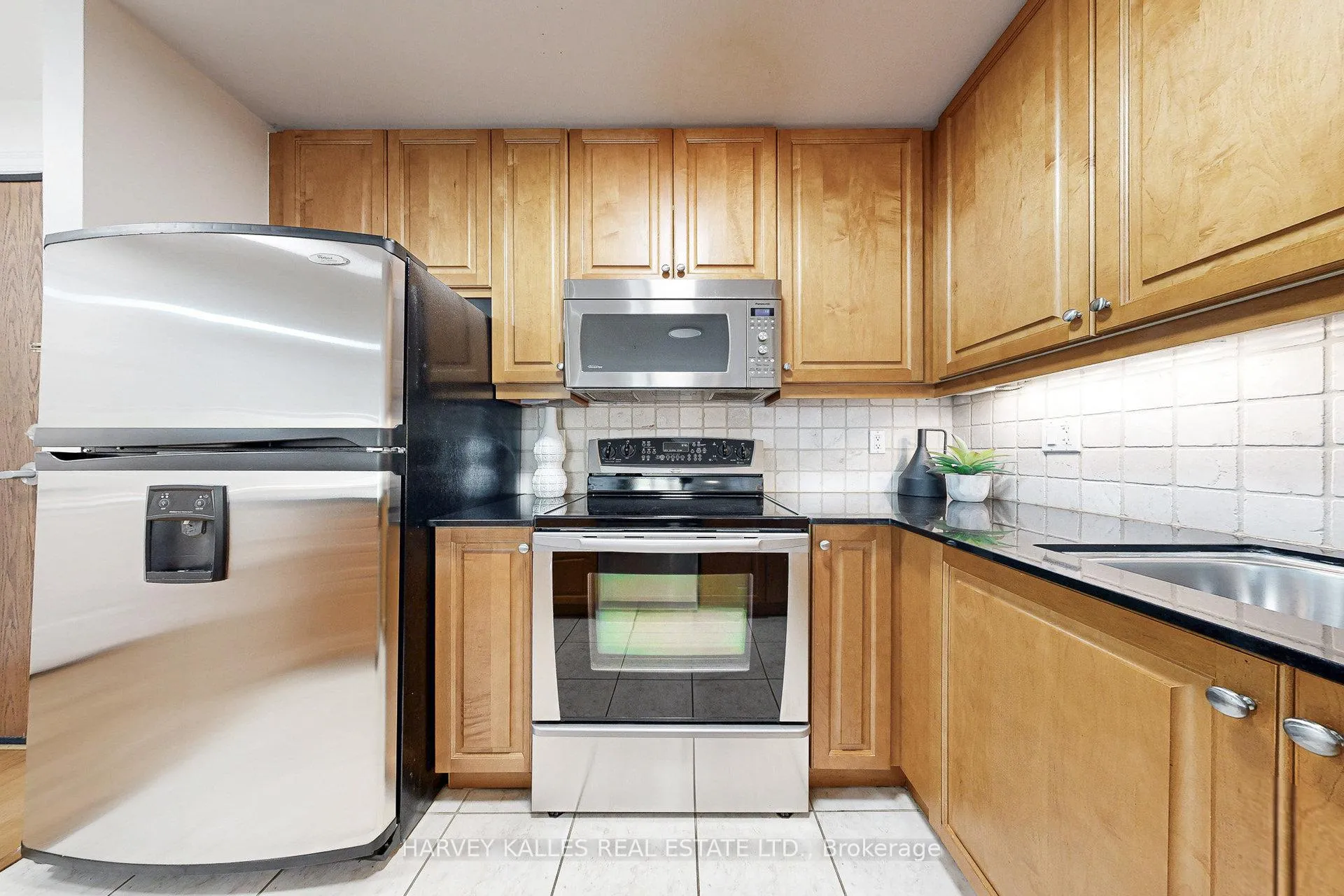 Photo 9 of Unit 405, 4620 Highway 7, Vaughan, East Woodbridge — HOMEH