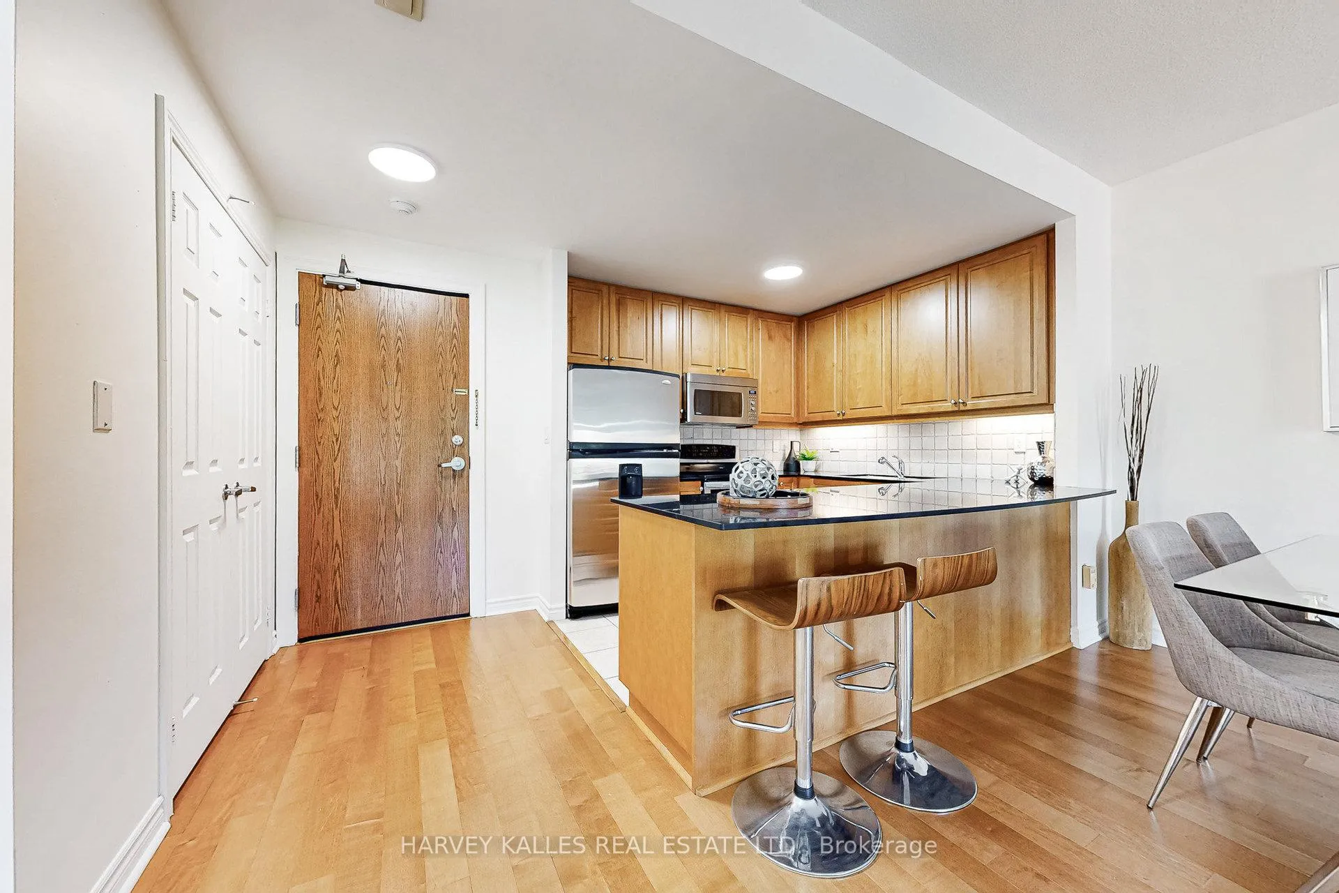 Photo 10 of Unit 405, 4620 Highway 7, Vaughan, East Woodbridge — HOMEH