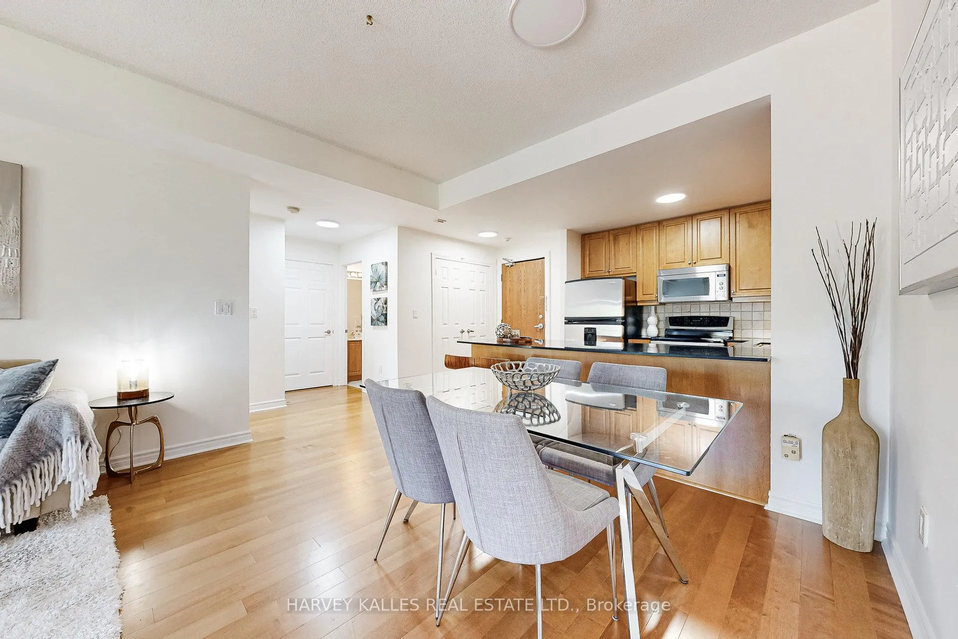 Photo 11 of Unit 405, 4620 Highway 7, Vaughan, East Woodbridge — HOMEH
