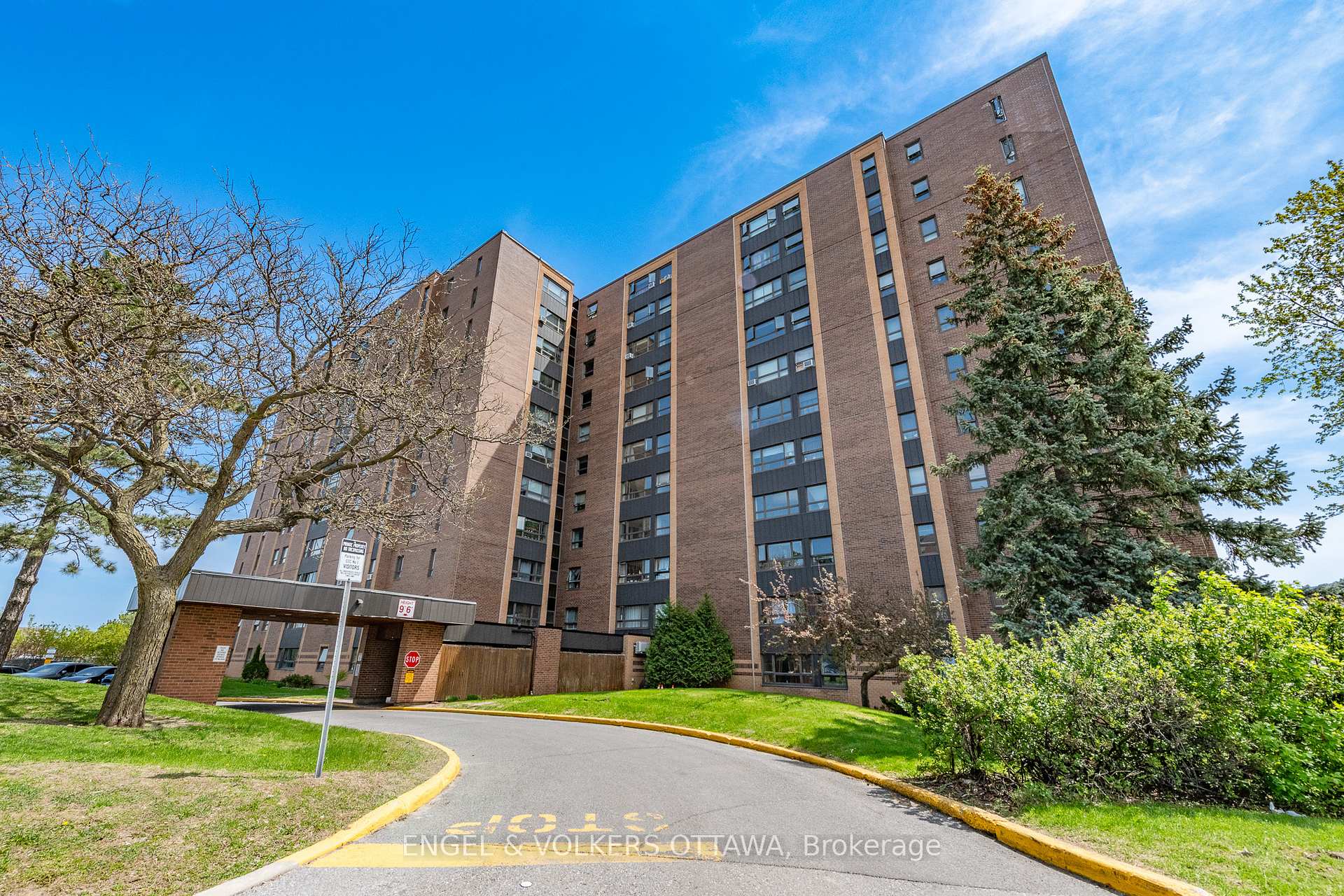 Front of Unit 8, 1356 Meadowlands Drive E