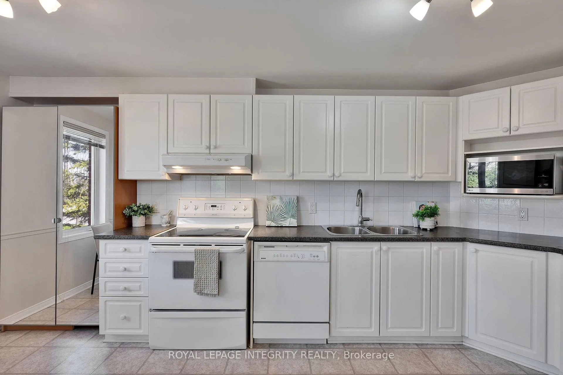 Photo 16 of Unit B, 10 Daybreak Street, Ottawa, Barrhaven East — HOMEH