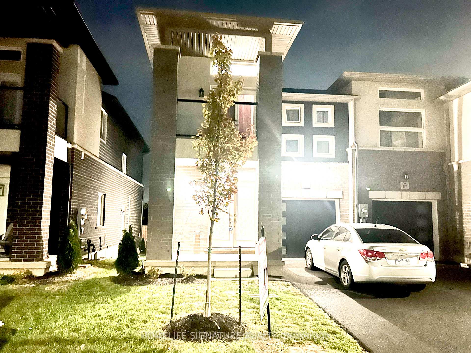 Front of 83 Renfrew Trail S