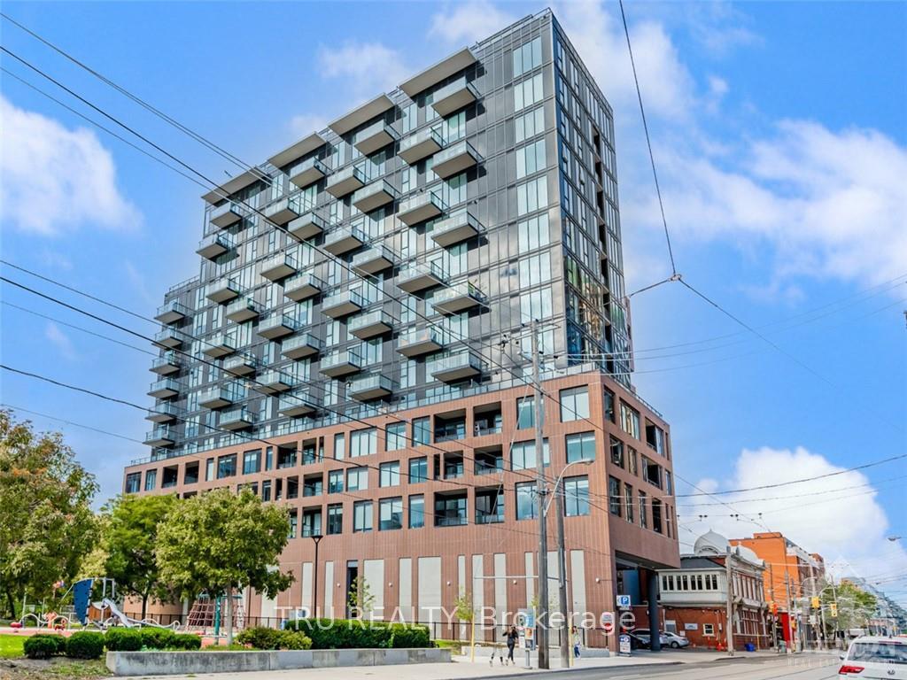 Front of Unit LPH12, 270 Dufferin Street