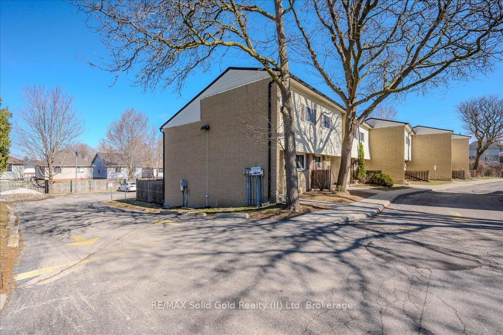 Photo 4 of Unit 52, 211 Veronica Drive, Kitchener — HOMEH