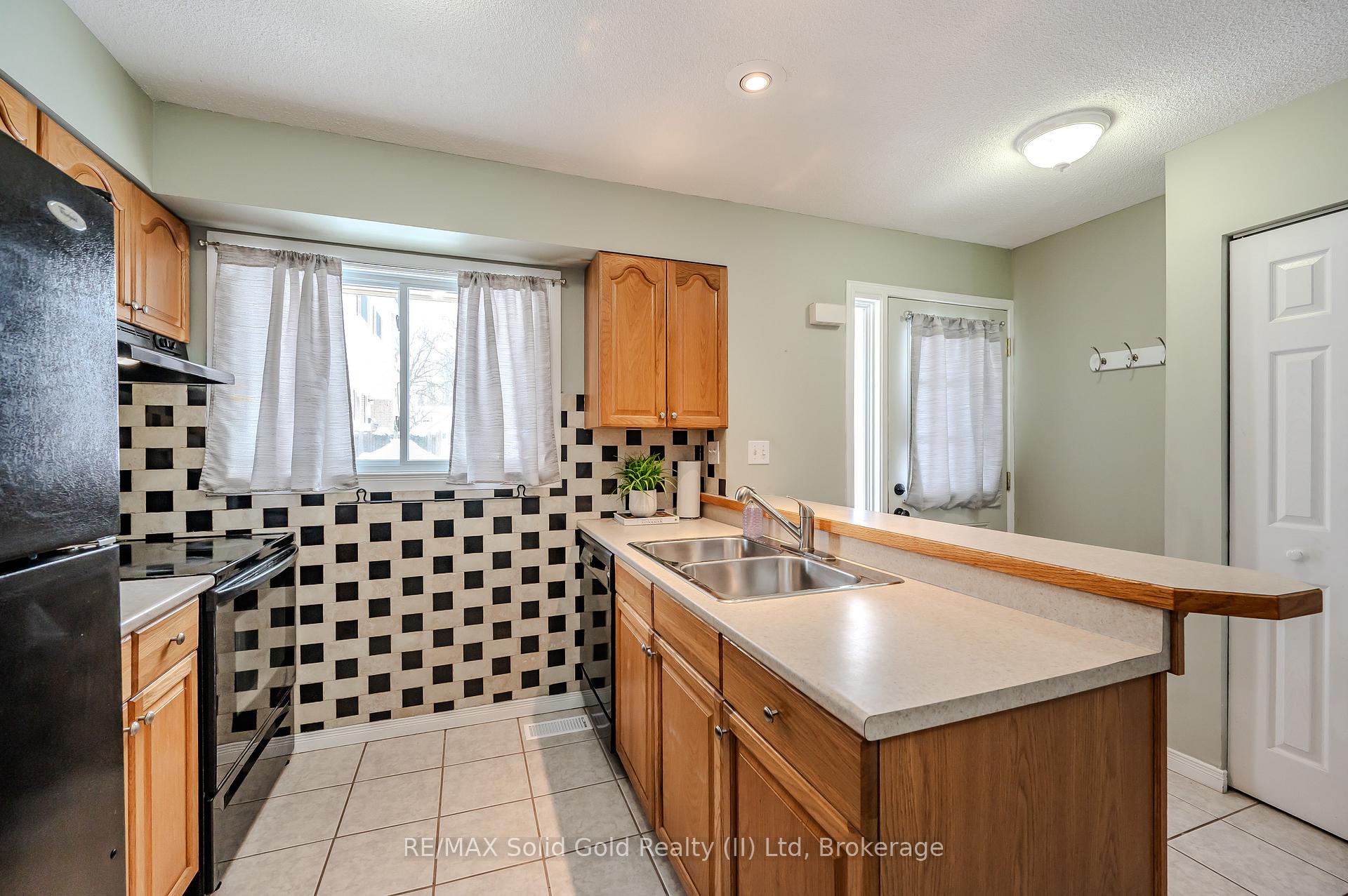 Photo 11 of Unit 52, 211 Veronica Drive, Kitchener — HOMEH