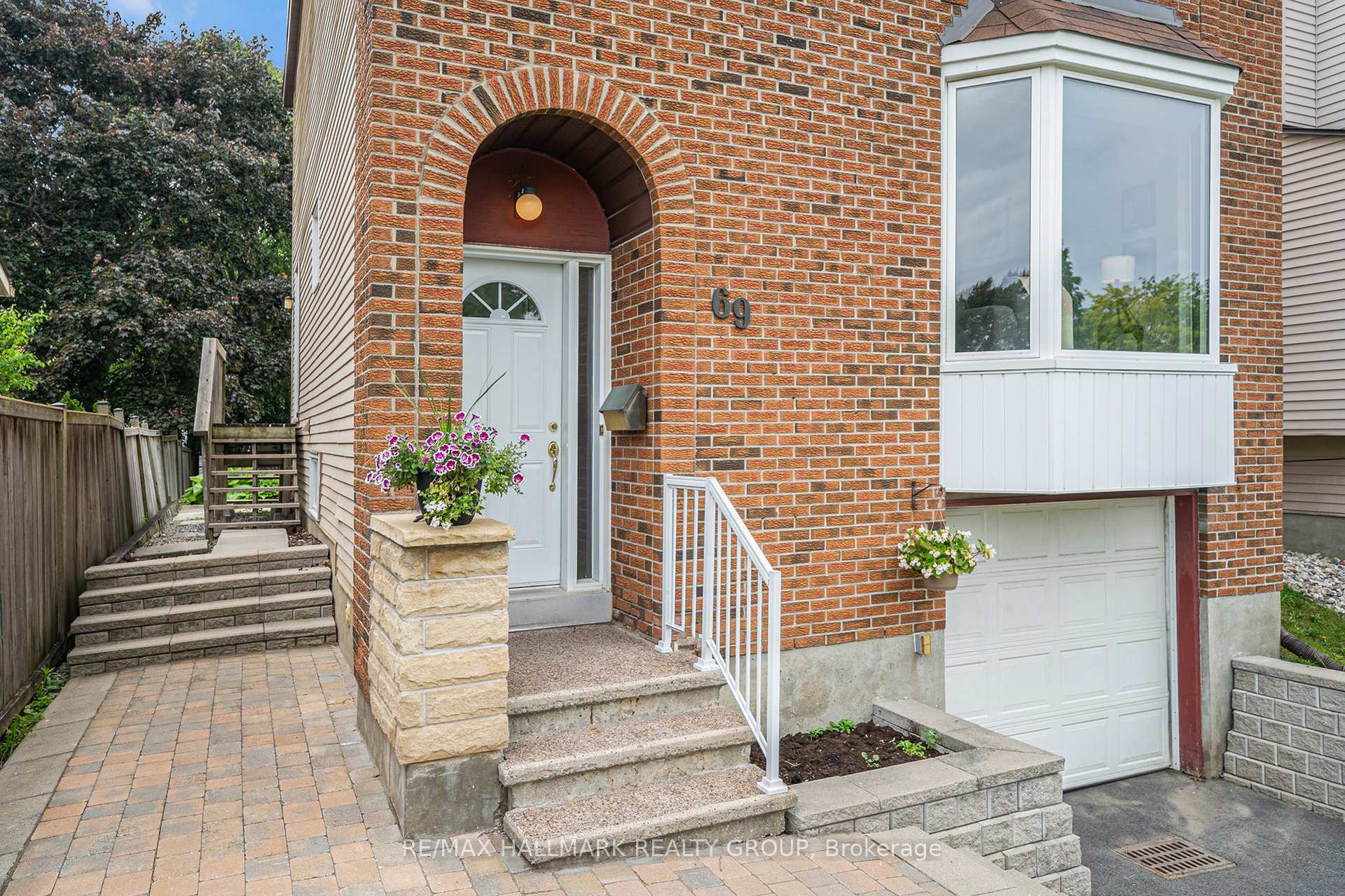 Photo 2 of 69 Farm Gate Crescent, Ottawa, Borden Farm/Stewart Farm/Carleton Heights/Parkwood Hills — HOMEH