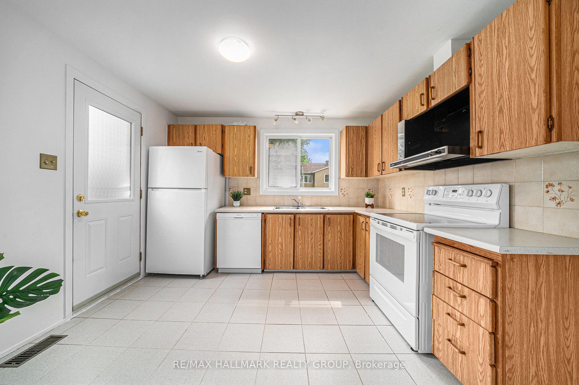 Photo 9 of 69 Farm Gate Crescent, Ottawa, Borden Farm/Stewart Farm/Carleton Heights/Parkwood Hills — HOMEH
