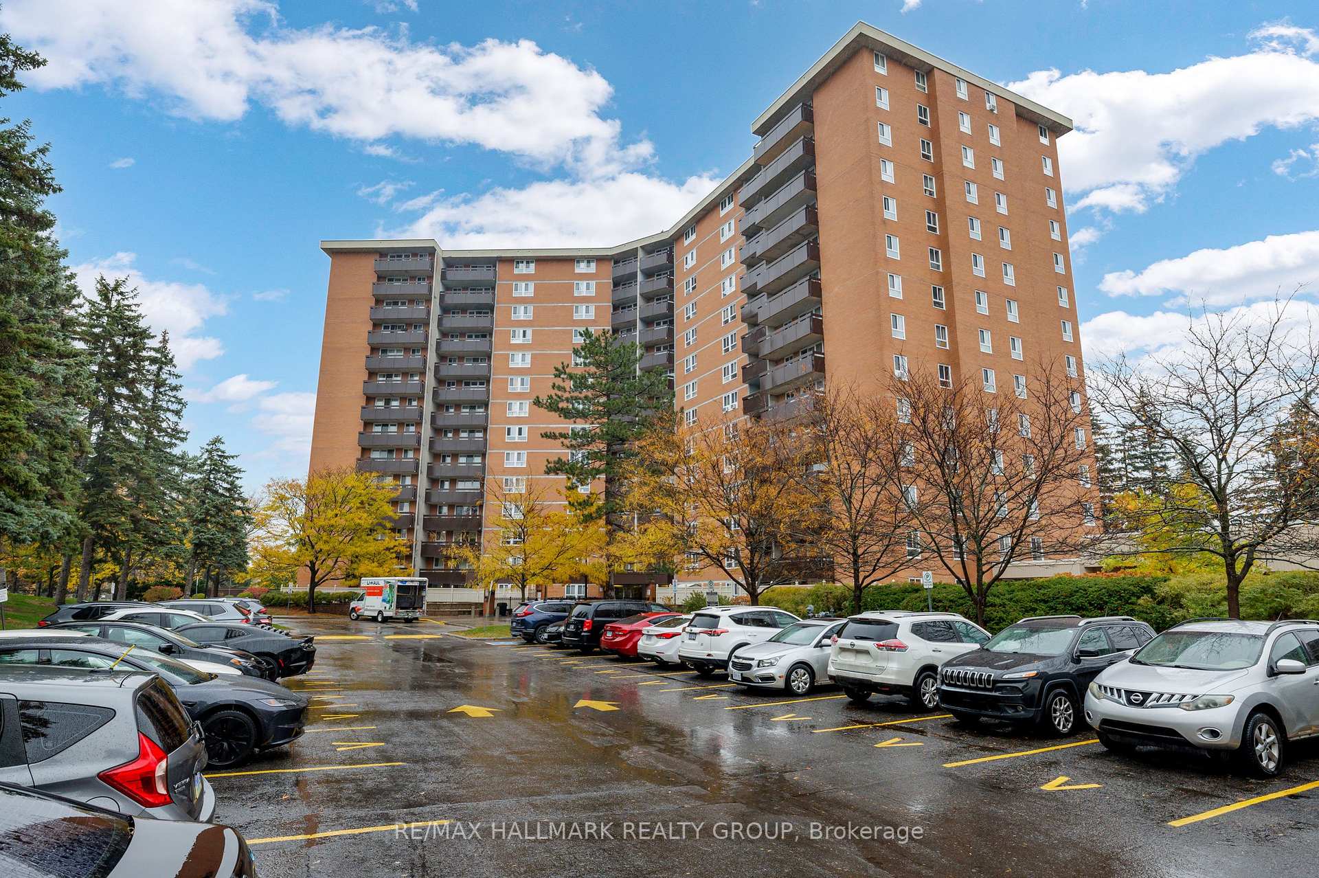 Front of Unit 1006, 2020 Jasmine Crescent